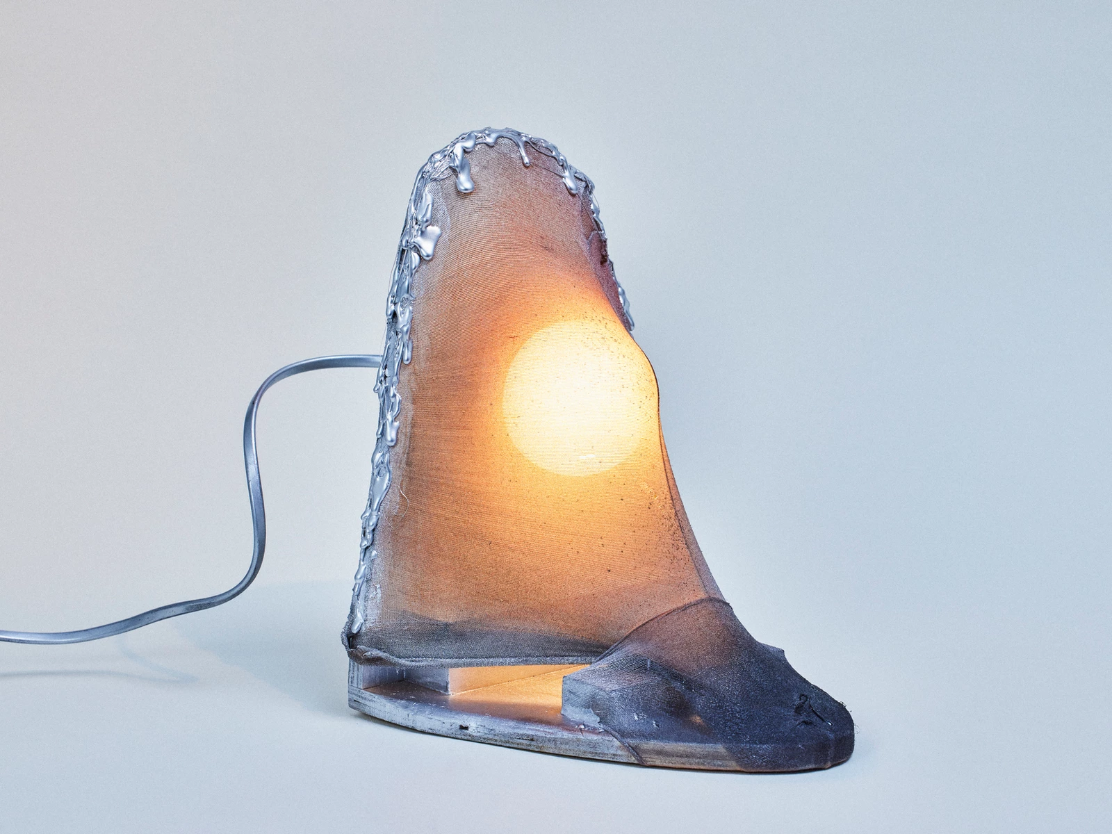 Une des lampes coquines de Matthew Lis.
