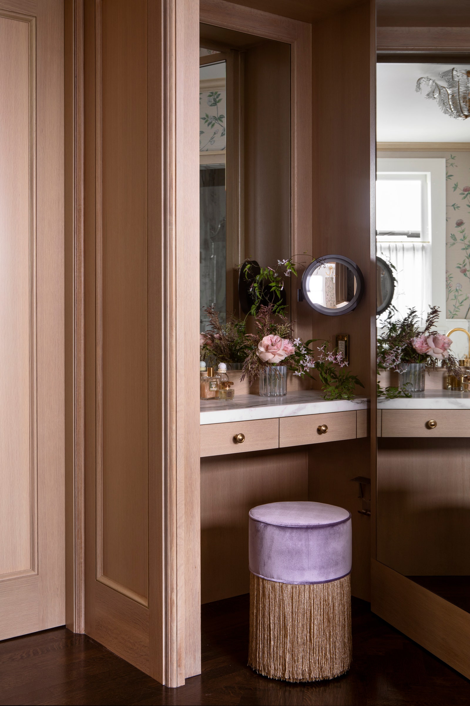 Pour ce moment glamour, la décoratrice d'intérieur Marea Clark a fusionné des tons plus chauds avec de subtiles touches de violet.