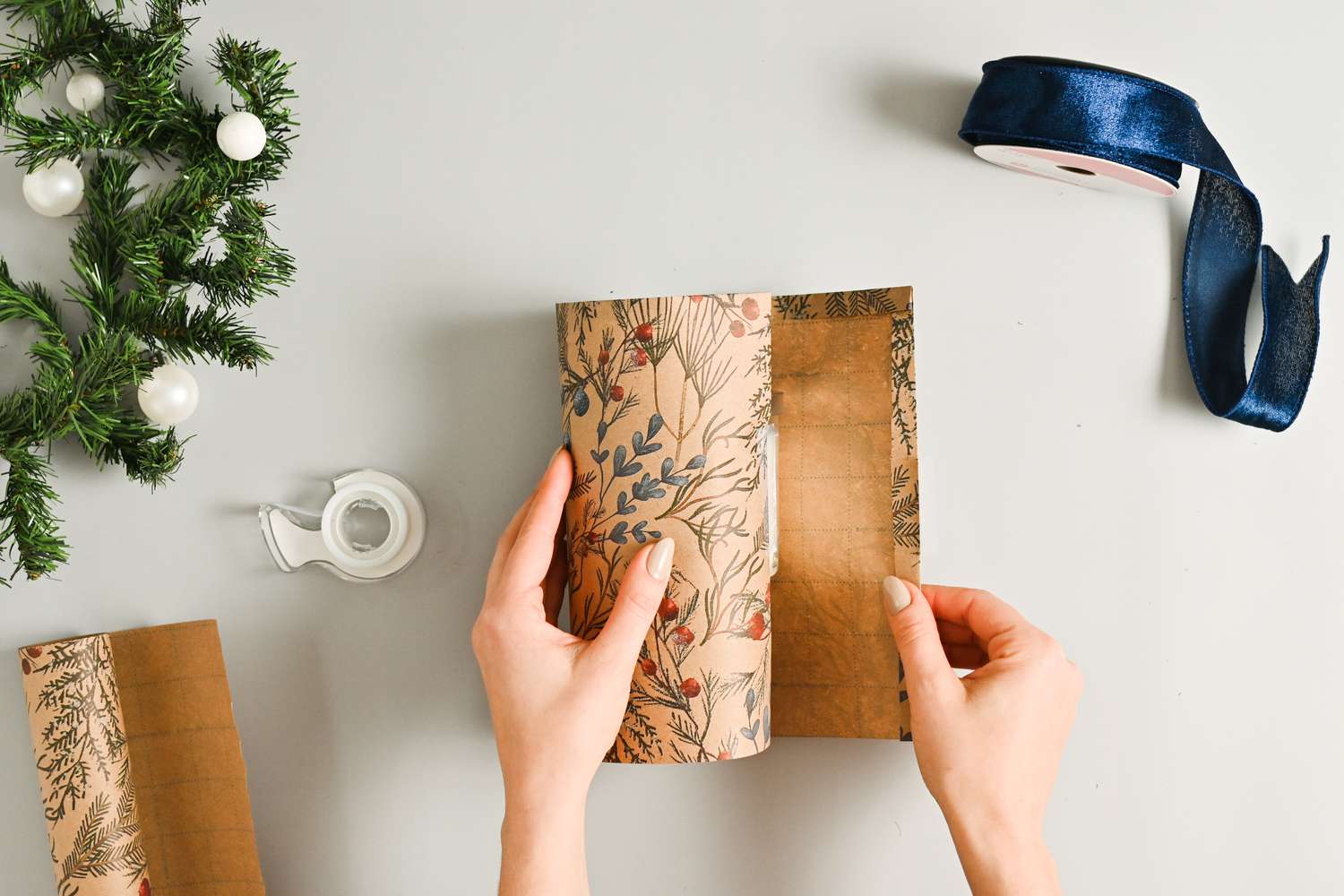 Rouler une bougie dans du papier cadeau