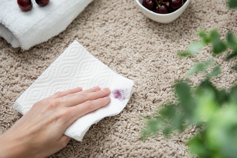Comment enlever les taches de cerisier sur les tapis et les meubles