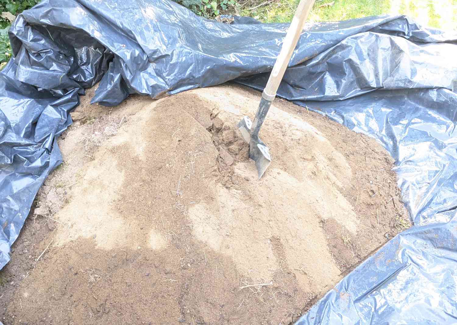 Stockez la saleté sous une bâche en plastique