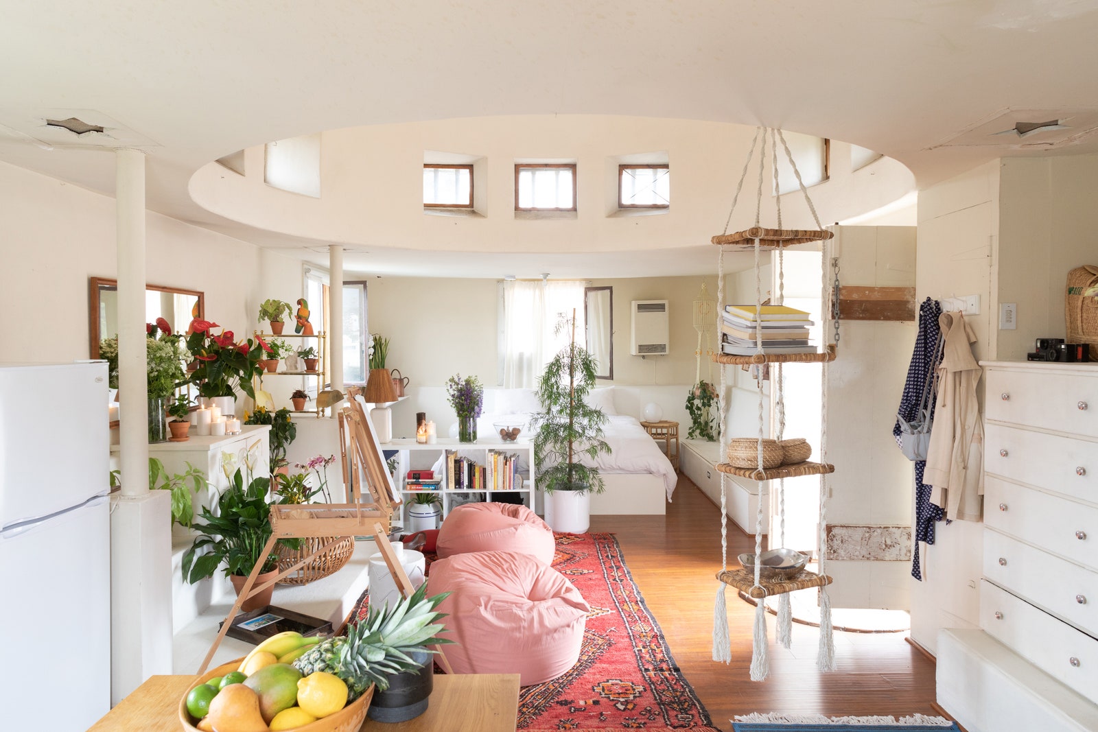 Le salon sous le dôme de l'ancien appartement de la designer Eliana Gil Rodriguez à Los Angeles en Californie.