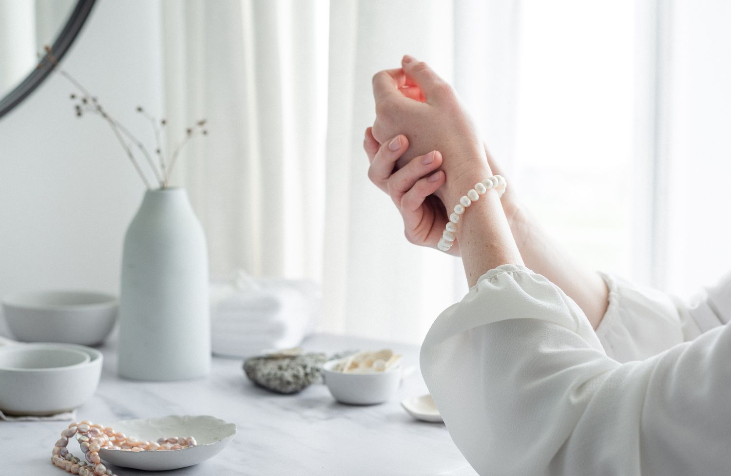 femme sur le point d'enlever le bracelet de perles