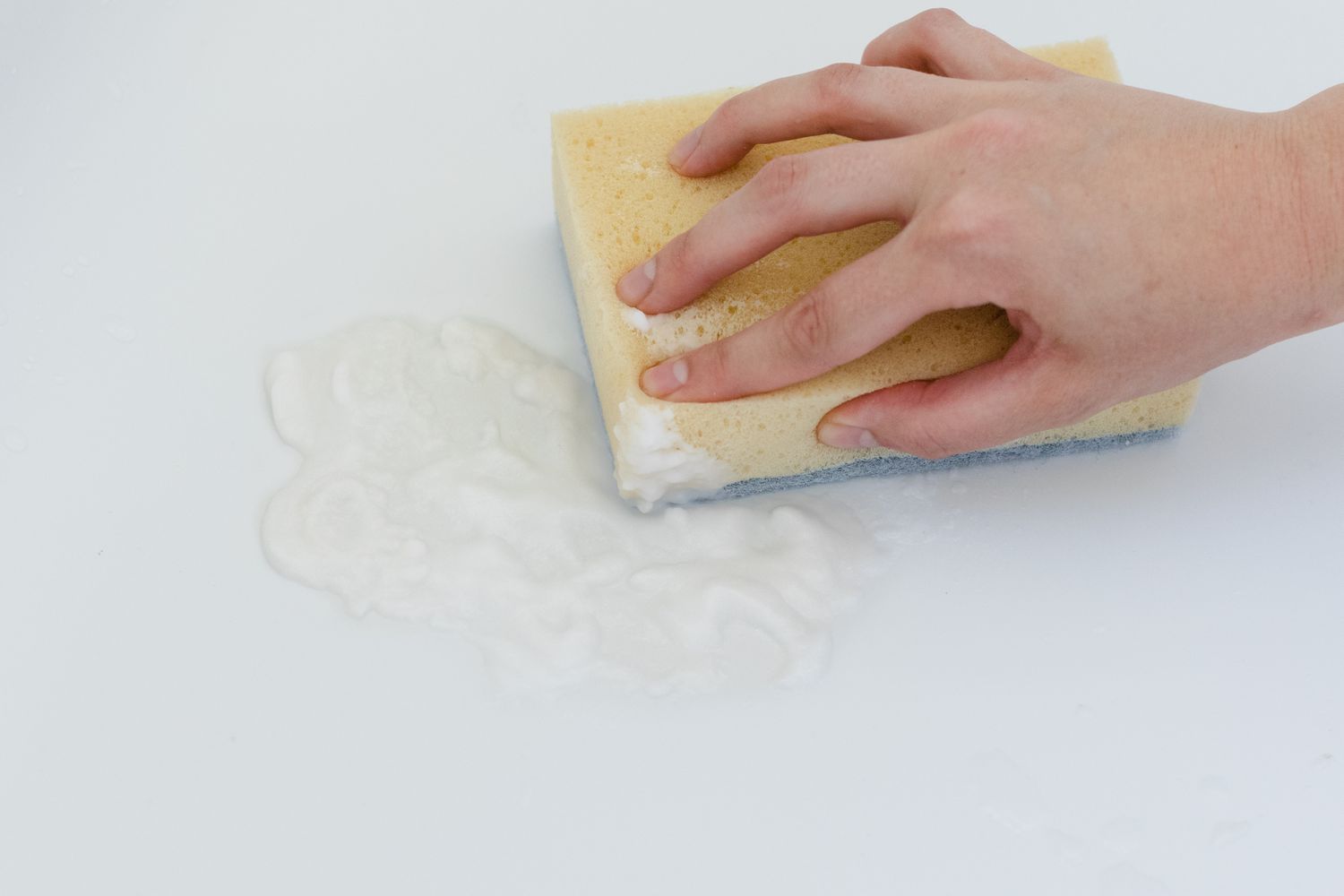 Nettoyer la douche avec une pâte de bicarbonate de soude