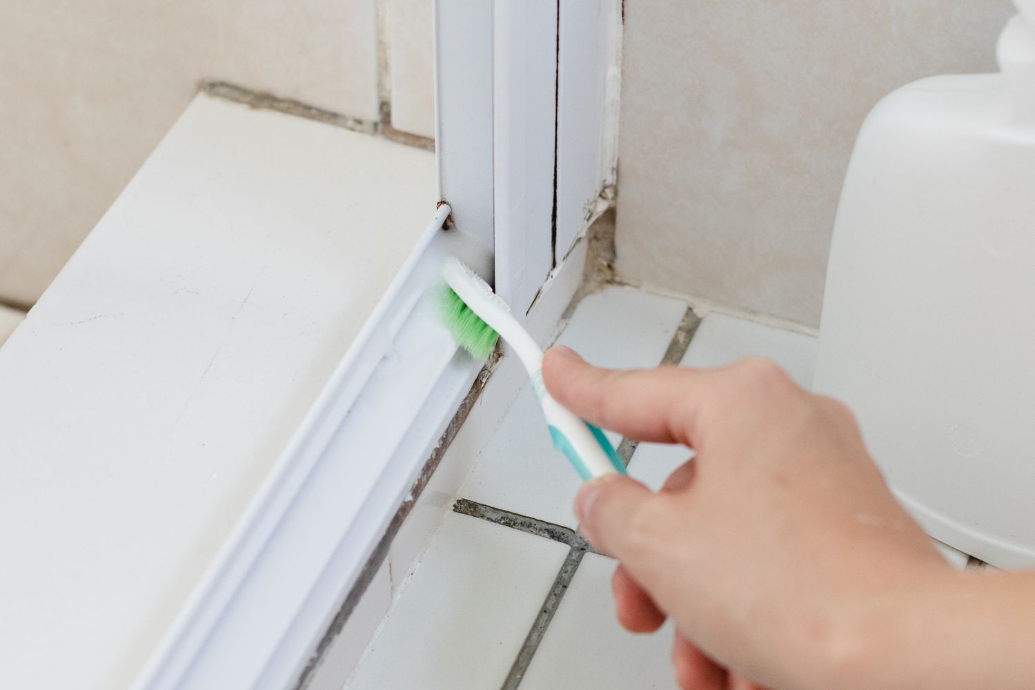 Nettoyer les rails de la porte de douche