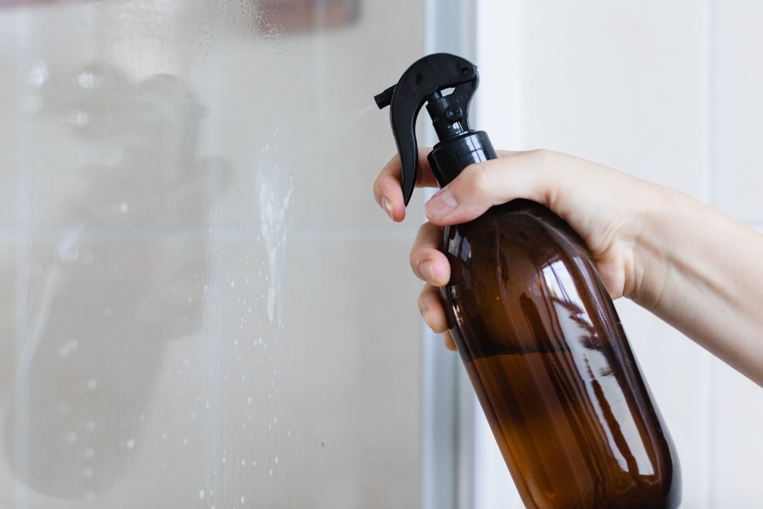 Pulvériser une solution de nettoyage sur les portes de douche