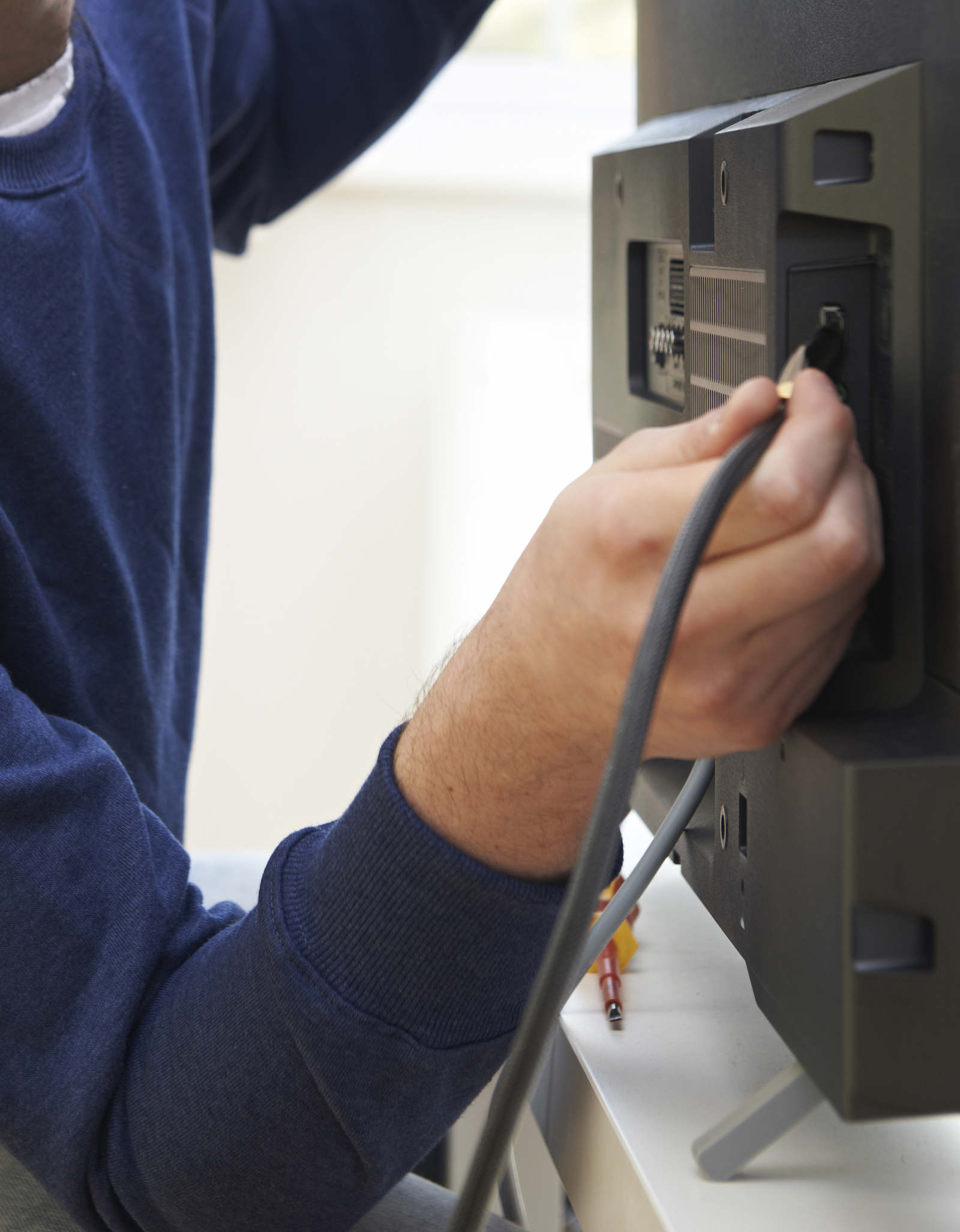 La sécurité d'abord Débranchez le téléviseur avant de vous lancer avec des conseils de nettoyage.