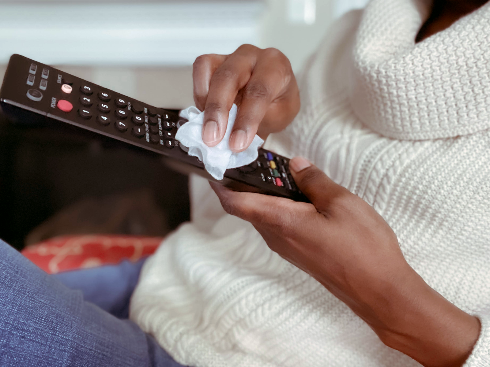 Votre télécommande peut sembler anodine, mais elle accueille probablement une fête des germes qui fait rage.