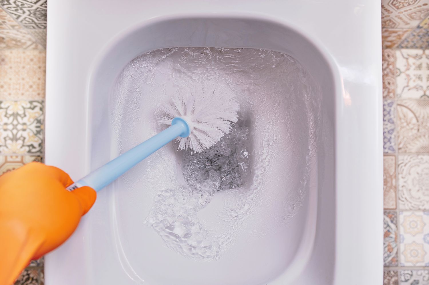 Comment nettoyer une brosse et un support de toilette
