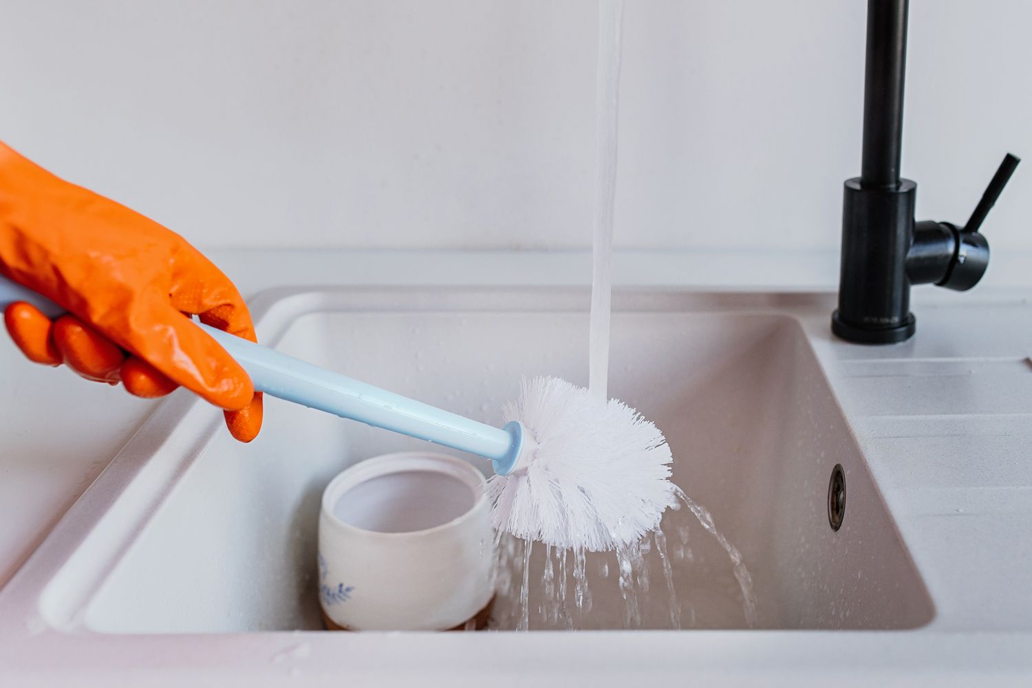 Rincer la brosse à cuvette après chaque utilisation