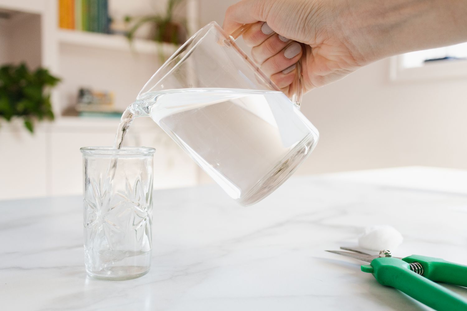 verser de l'eau dans un bocal