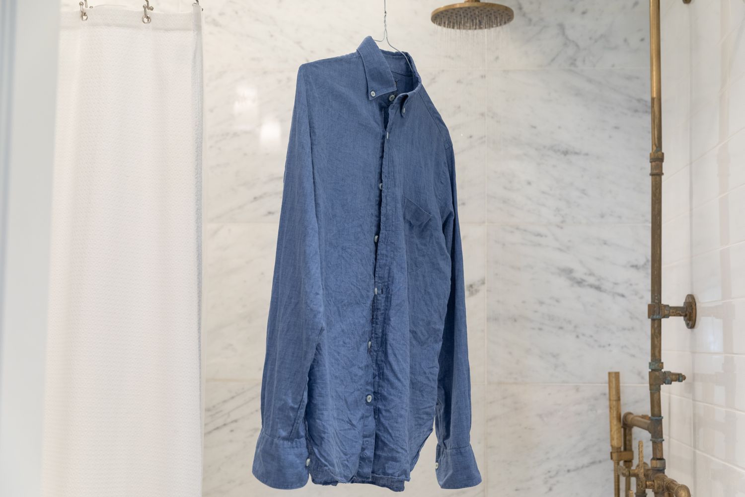 vaporiser une chemise sous la douche