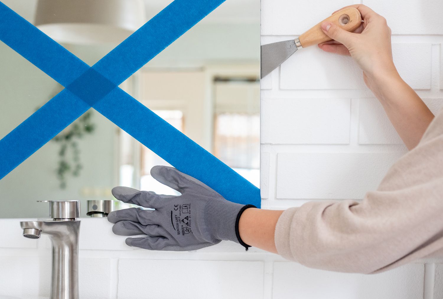 Utiliser un outil indiscret pour retirer le miroir de la salle de bain du mur