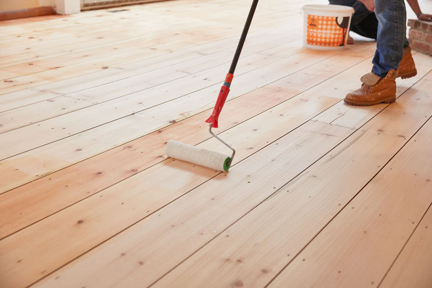 Revêtement de protection en polyuréthane appliqué au rouleau long sur plancher de bois franc