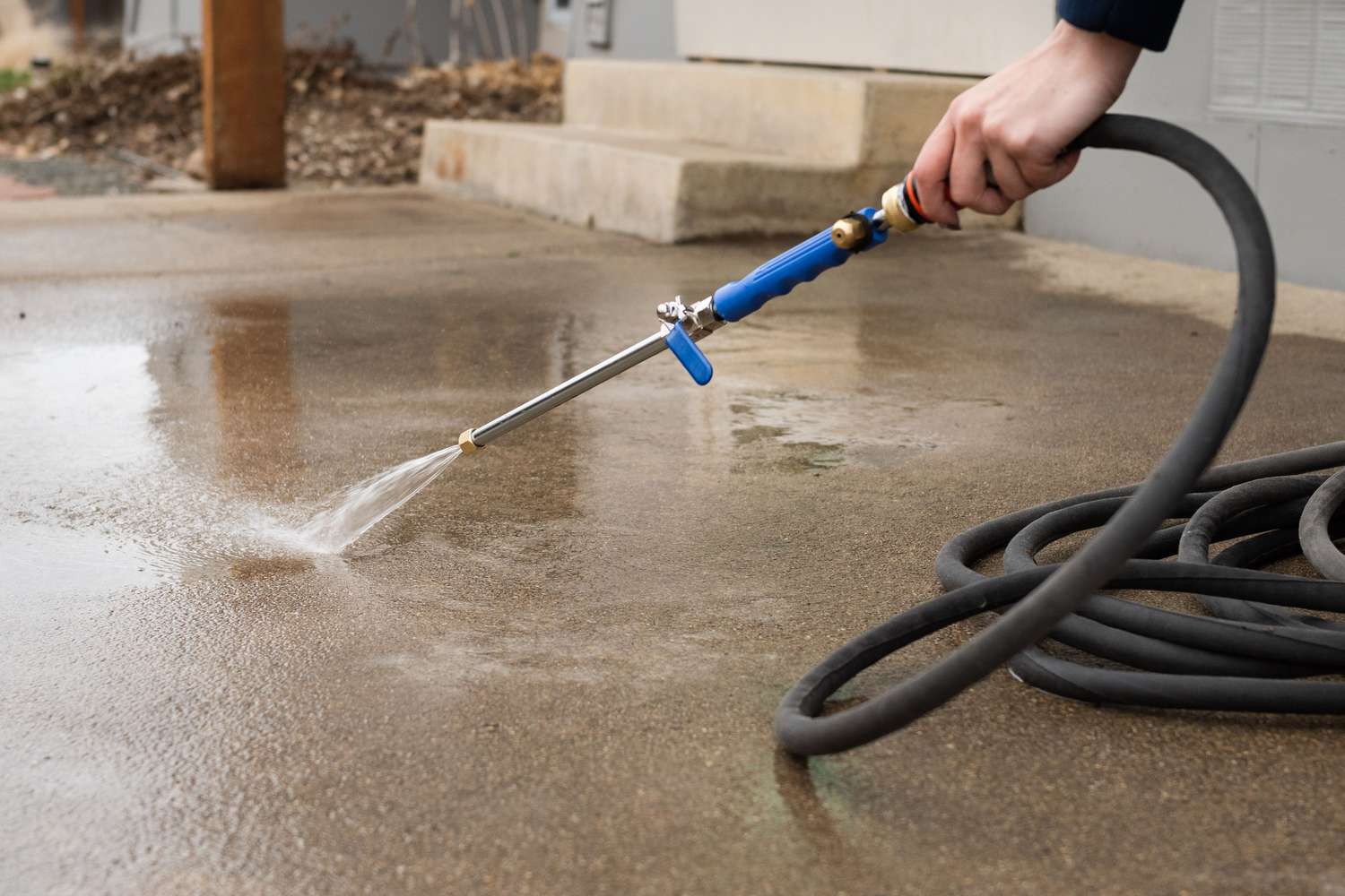 Enlever la moisissure d'une terrasse en béton