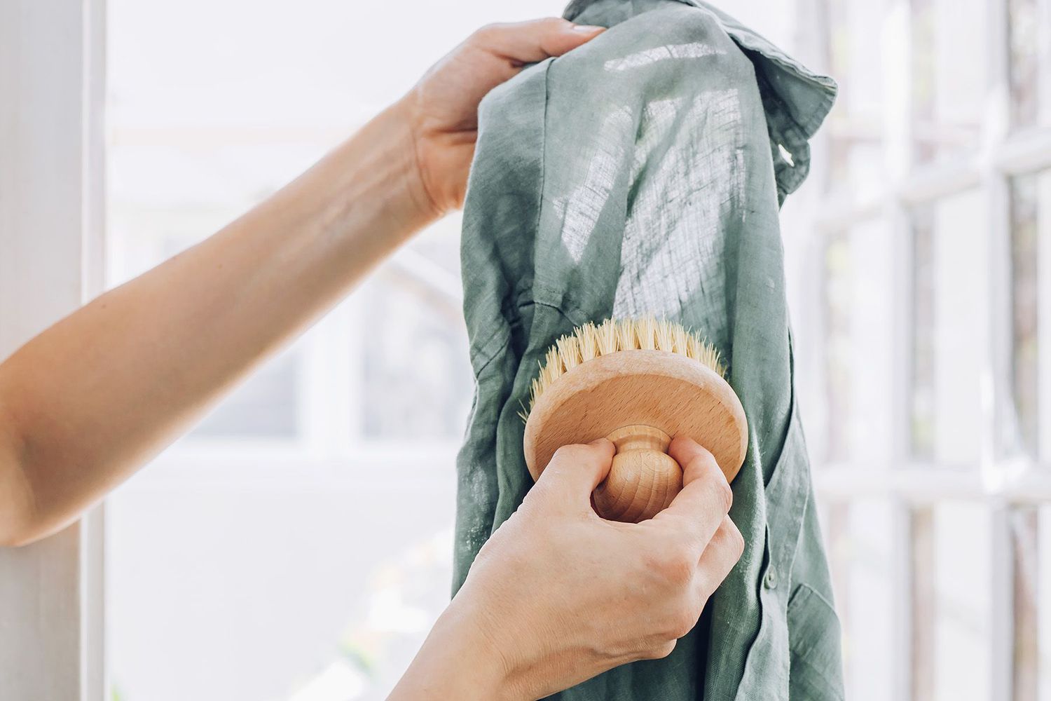 Enlever les spores de moisissure des vêtements avec une brosse douce