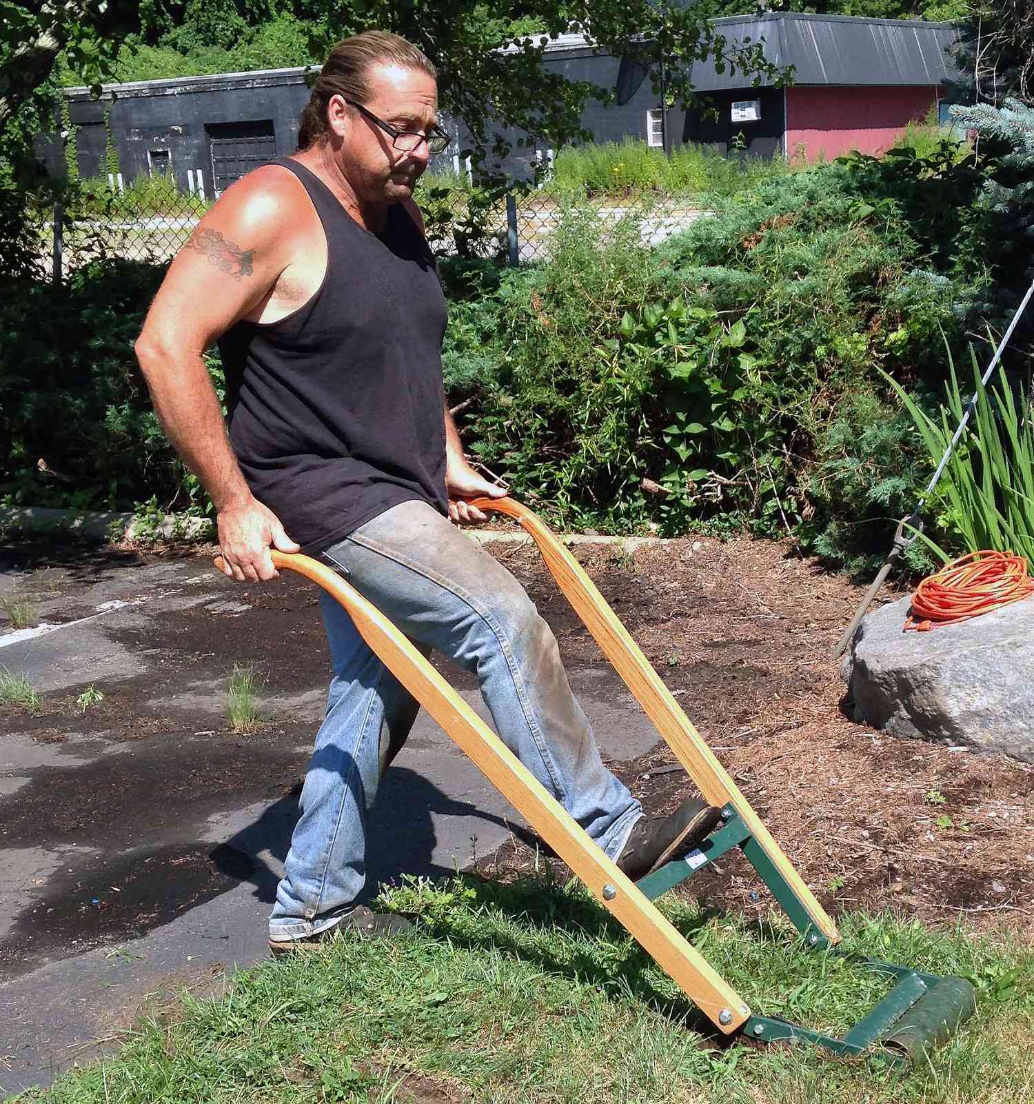 Homme poussant la déplaqueuse manuelle