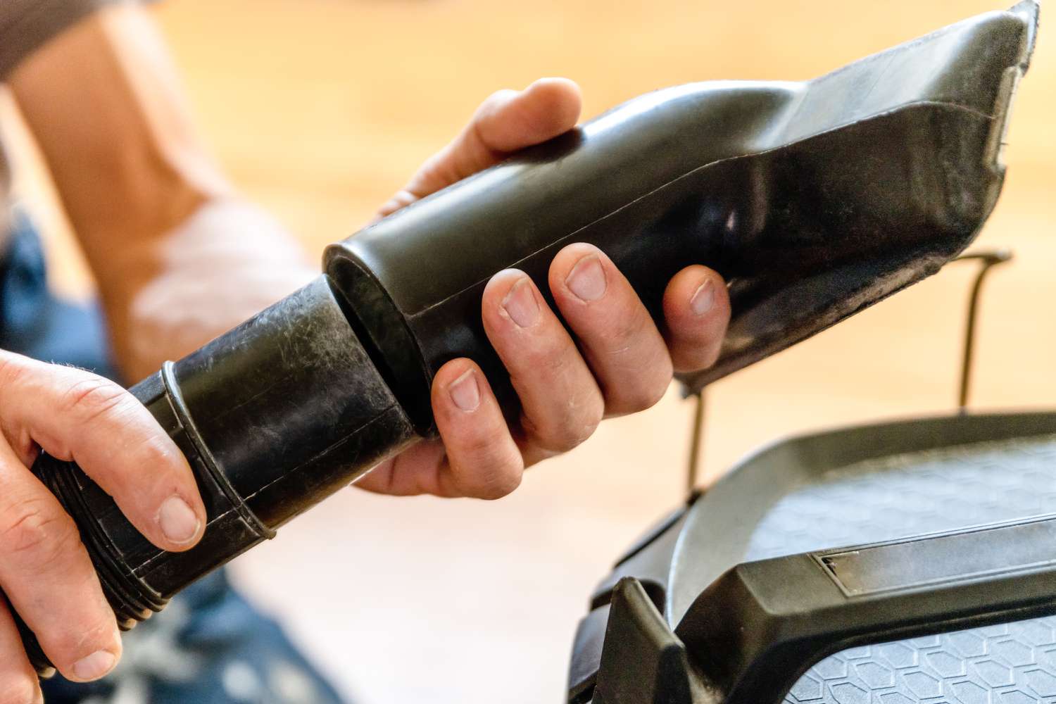 Fixation de la buse humide à l'aspirateur d'atelier