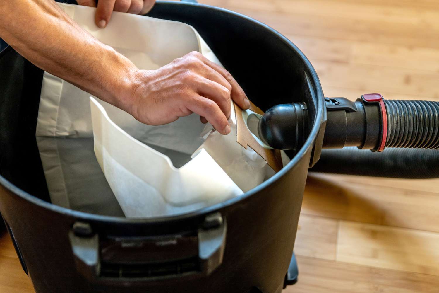 Retirer le sac de l'aspirateur d'atelier