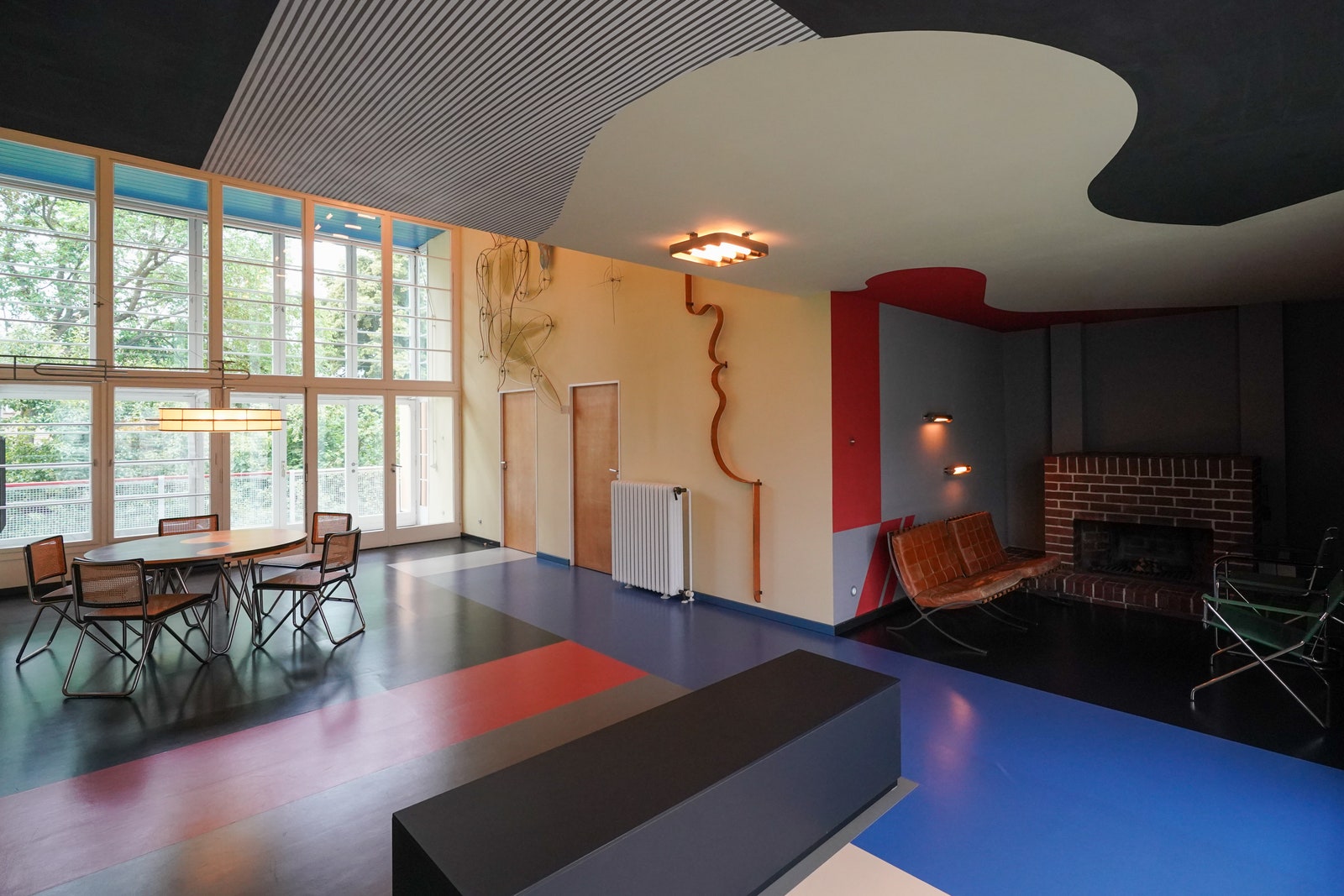 29 juin 2021 Saxe Zwenkau Le salon de Haus Rabe, une maison d'habitation et de pratique pour le docteur Erich Rabe. . .