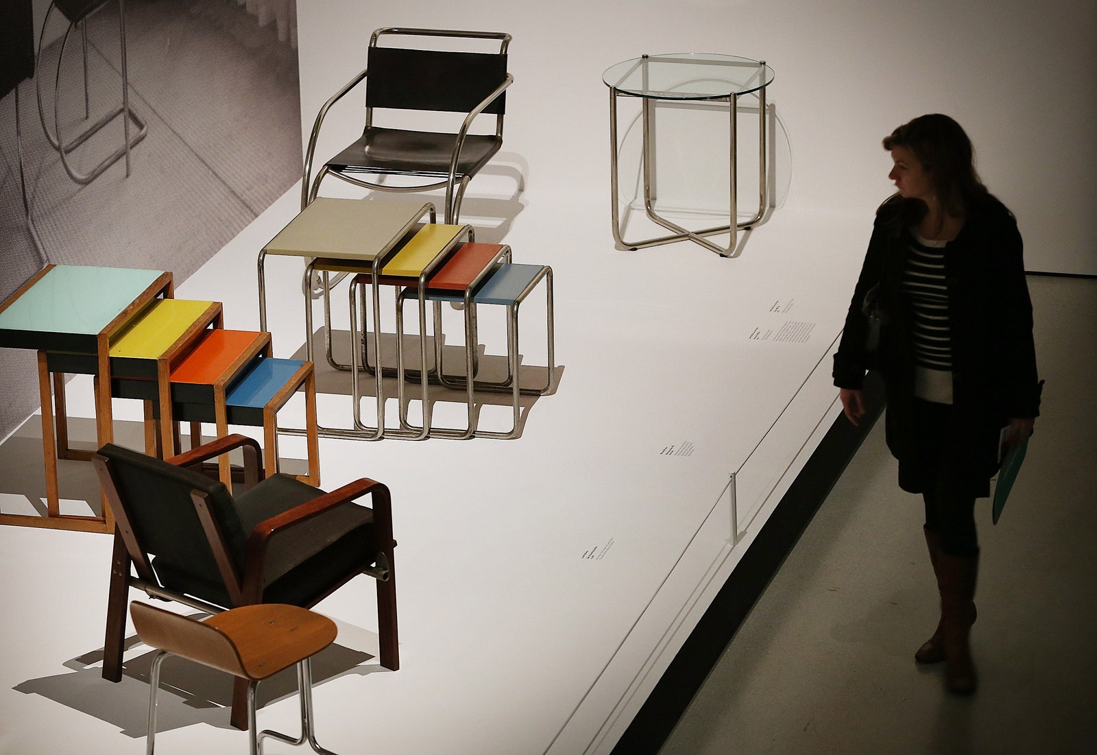 image de LONDRES ANGLETERRE MAI 02 Un visiteur regarde les tables et les chaises exposées à l'exposition "Bauhaus Art as Life". . .