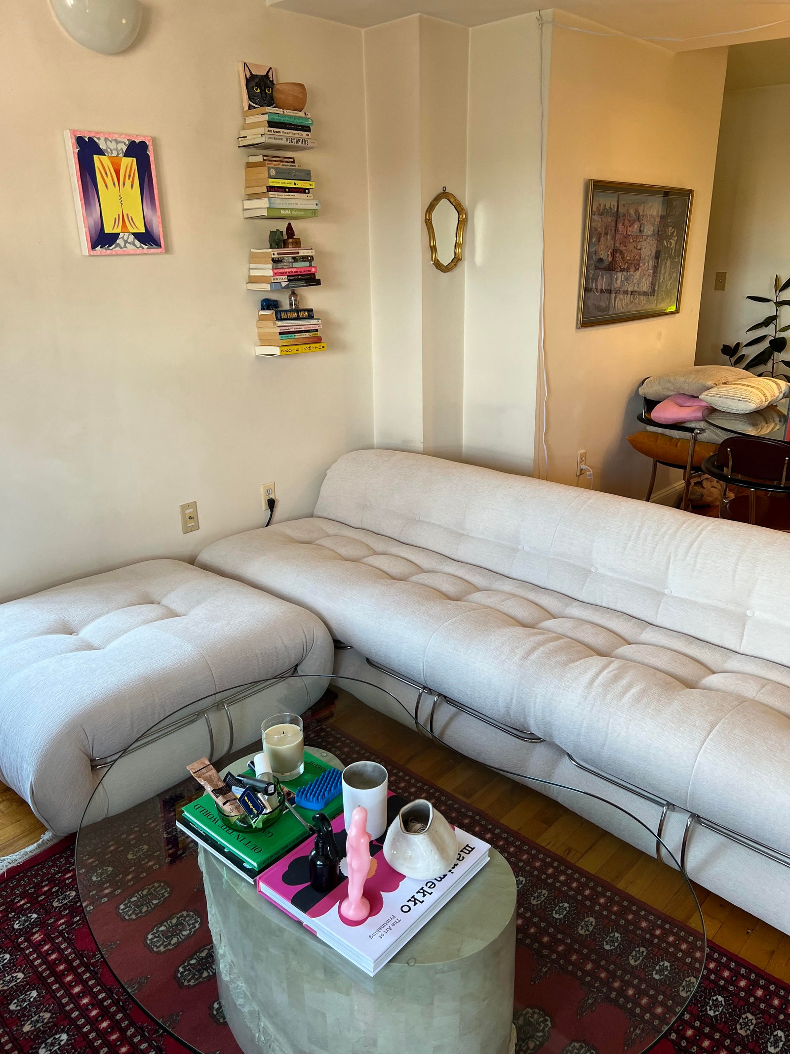 Le canapé de MiAnne a été reconstitué en toute sécurité dans son appartement après l'opération.