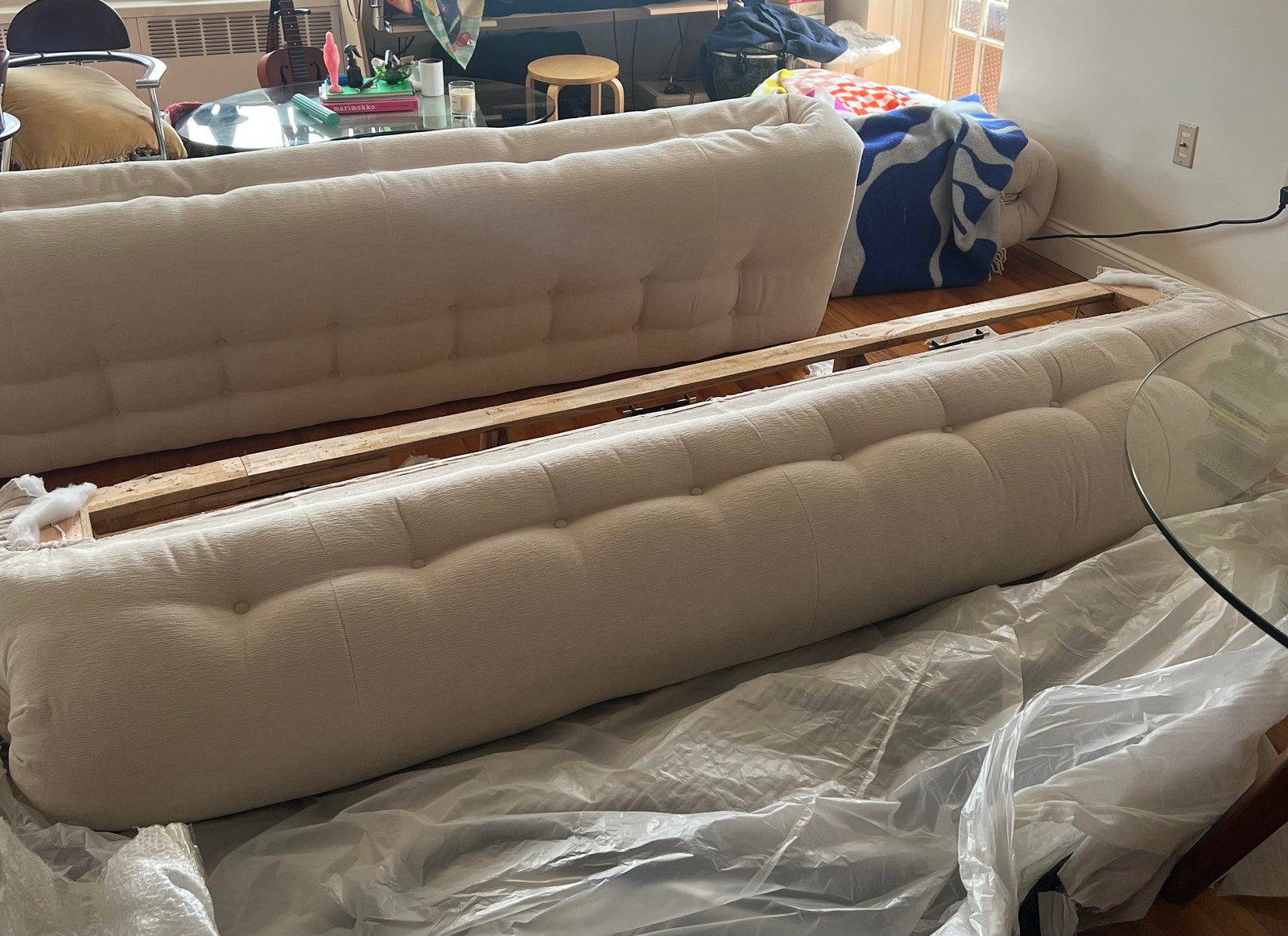 Voici à quoi ressemblait le canapé de MiAnne avant que Fabio ne le remonte.