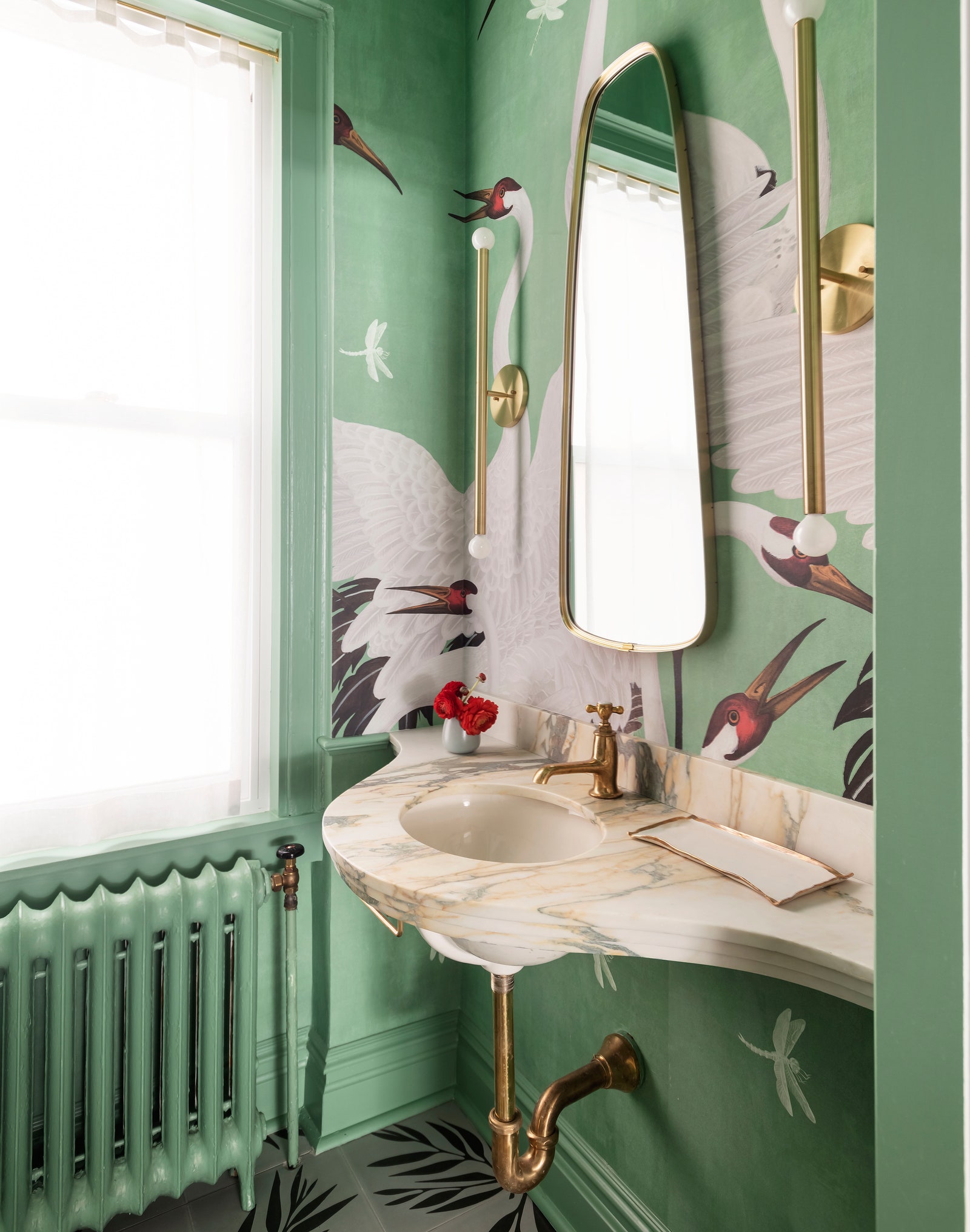 AFTER Green Heron Print Le papier peint Gucci est la vedette de cet espace avec Benjamin Moores Winchester Sage comme accent. . .