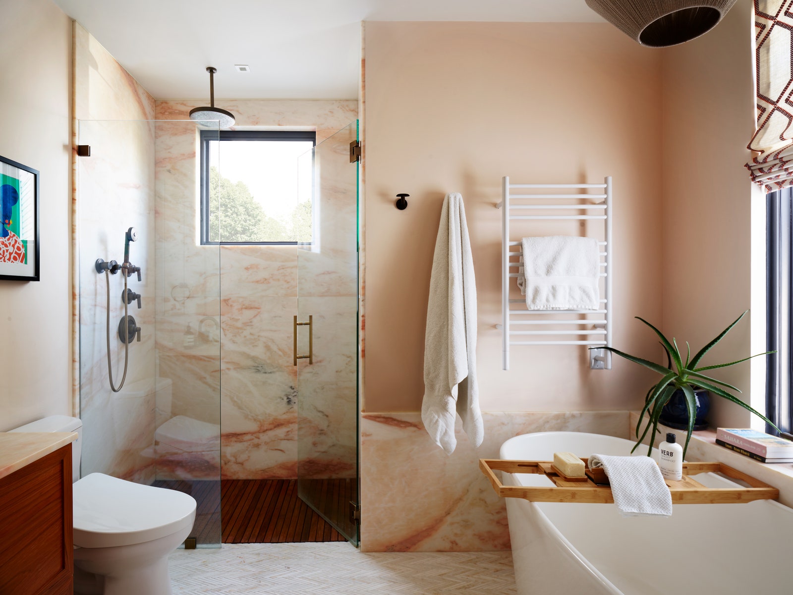 L'image peut contenir Design d'intérieur Intérieur Chambre Baignoire Baignoire et salle de bain