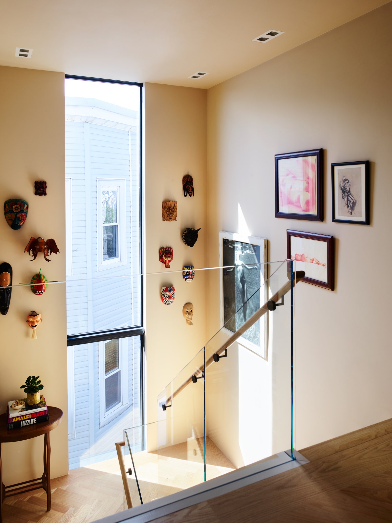 L'image peut contenir Home Decor Corner Banister Handrail Interior Design Intérieur et fenêtre