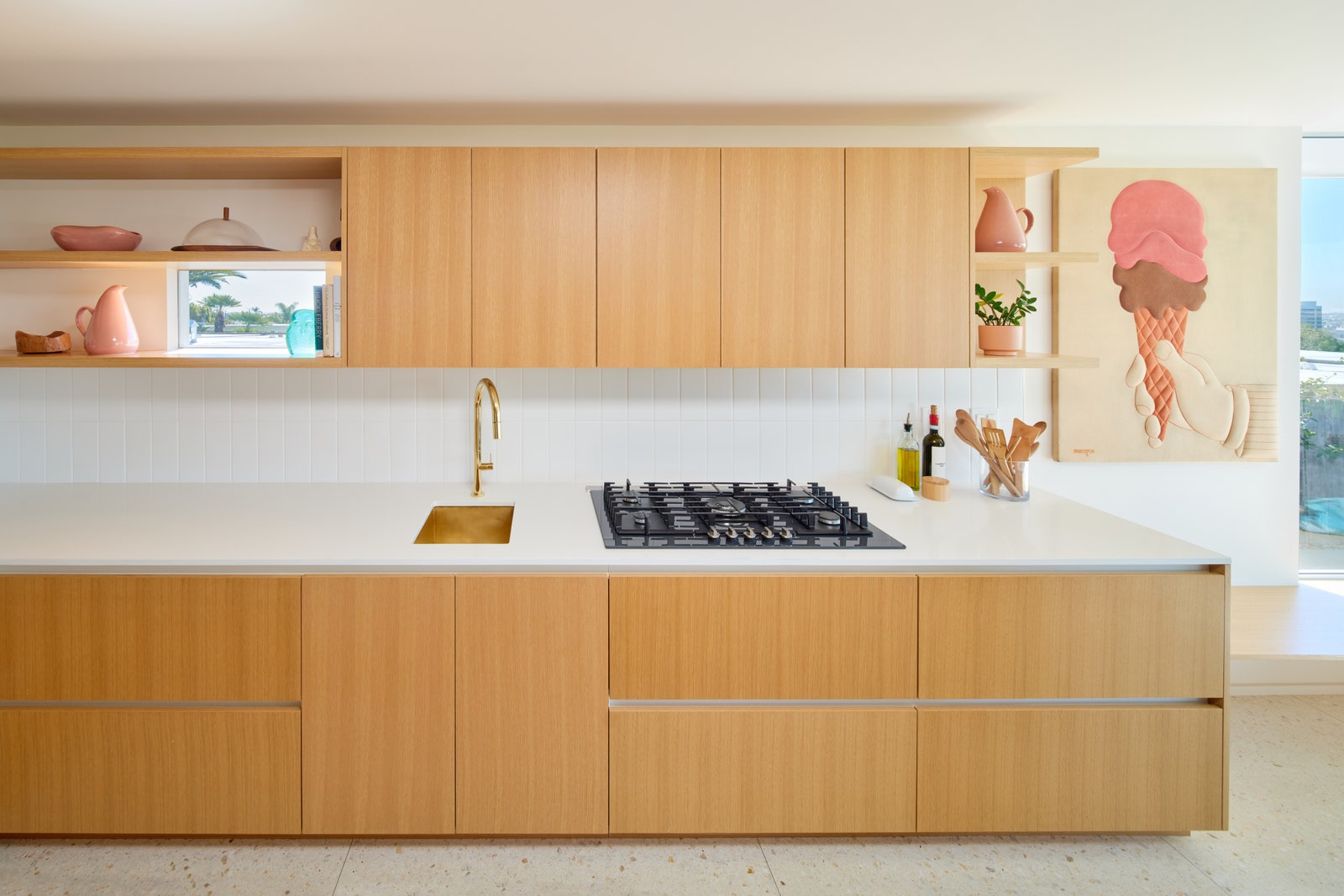L'image peut contenir des meubles à l'intérieur de la pièce Design d'intérieur Cuisine et armoire