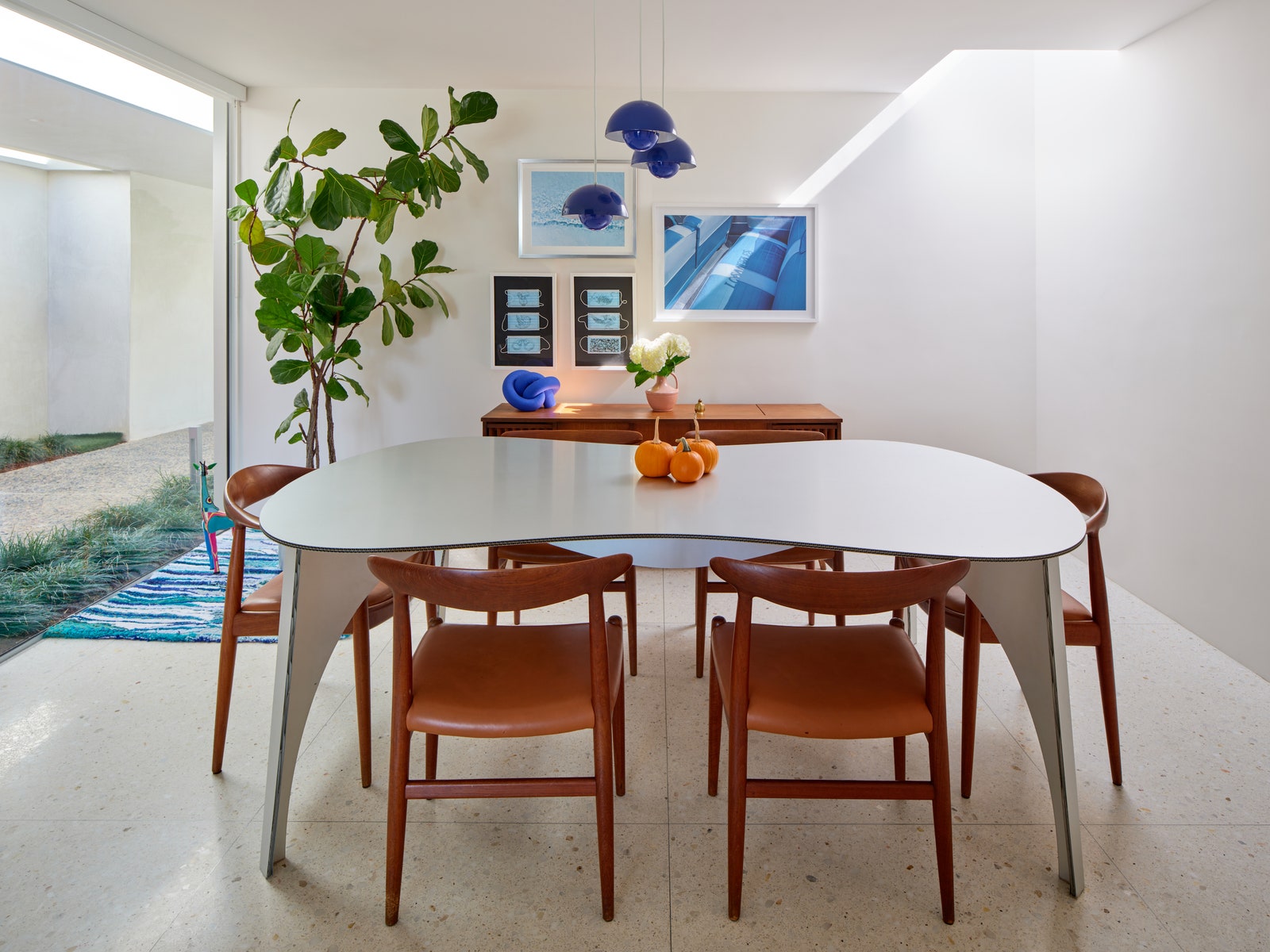 L'image peut contenir des meubles Table Table à manger Chaise Intérieur Chambre Salle à manger Bâtiment et logement