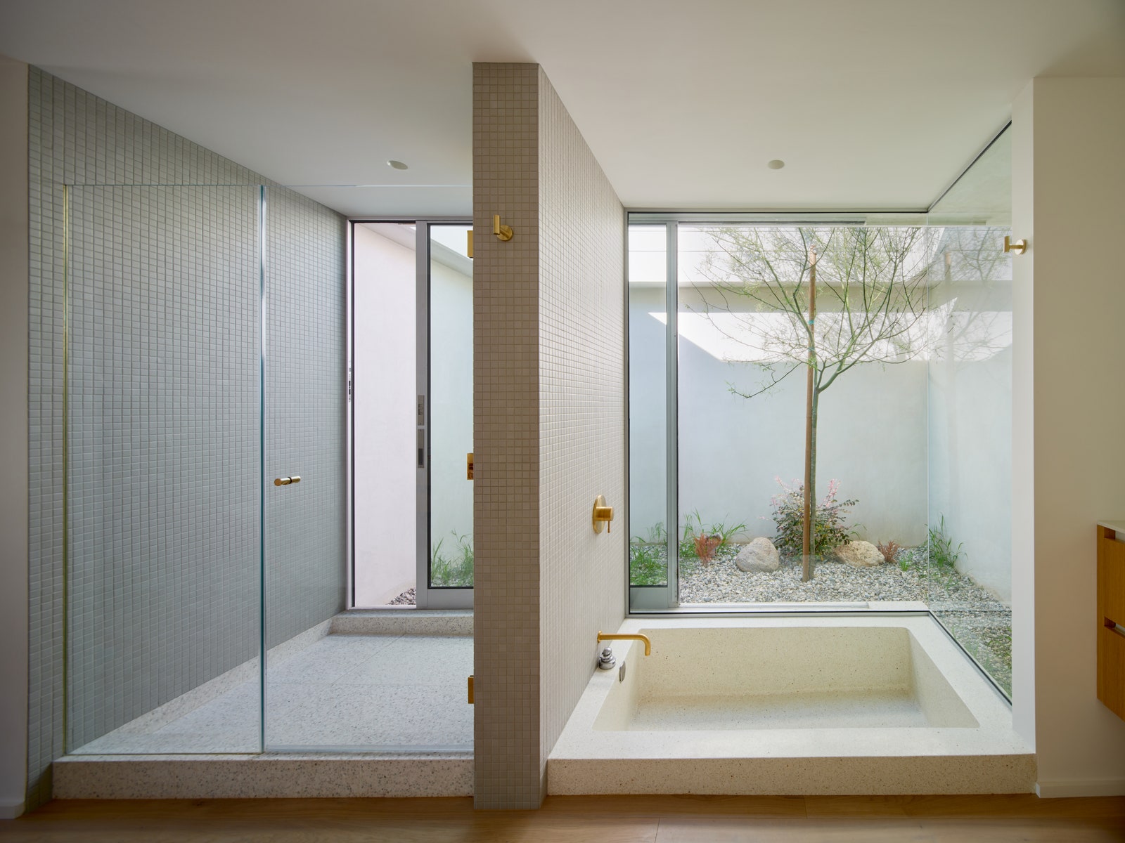 L'image peut contenir l'intérieur de la pièce le sol l'éclairage le design d'intérieur et la baignoire