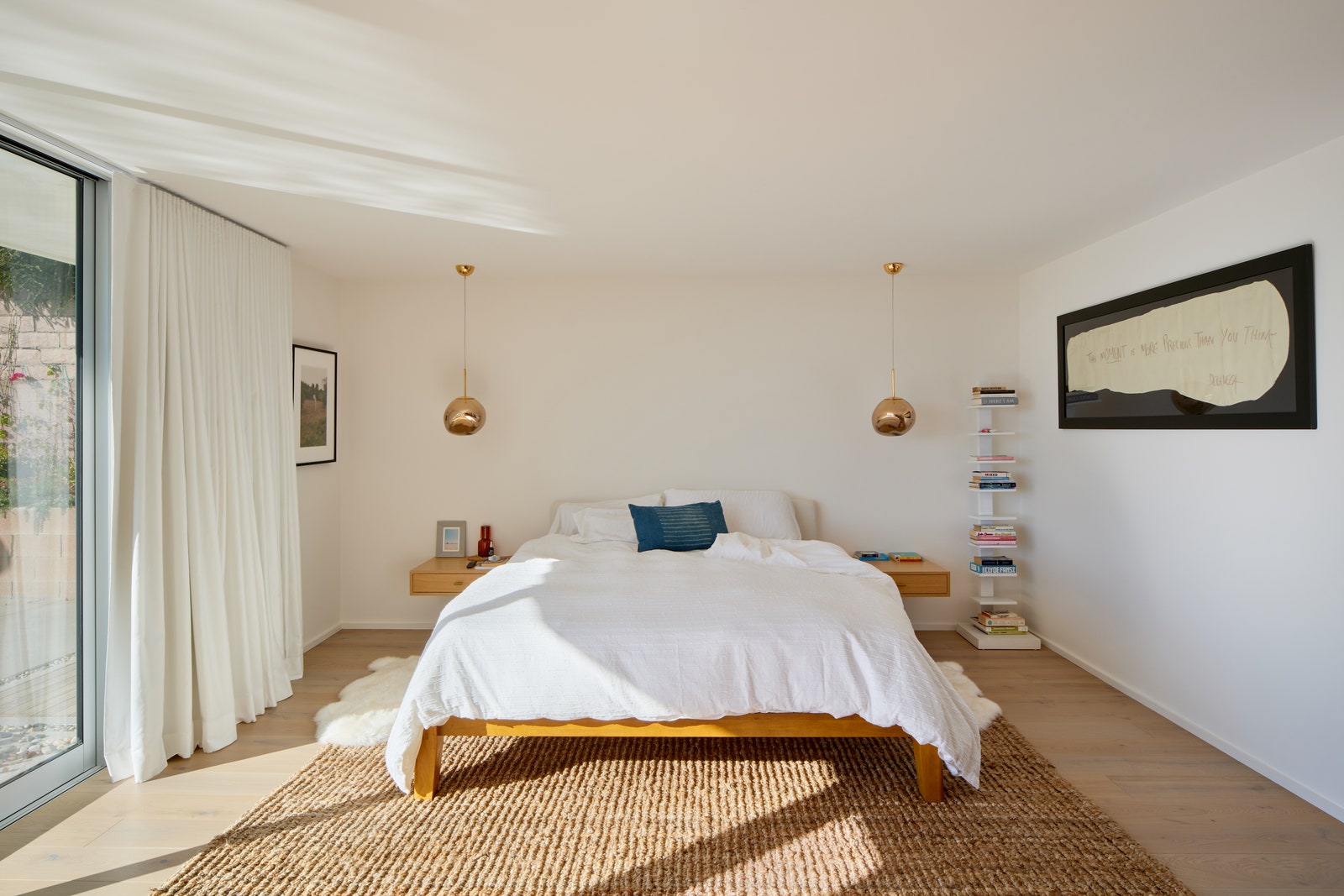 L'image peut contenir Pièce Chambre à coucher Intérieur Sol Meubles Bois Design d'intérieur Lit et tapis en bois dur