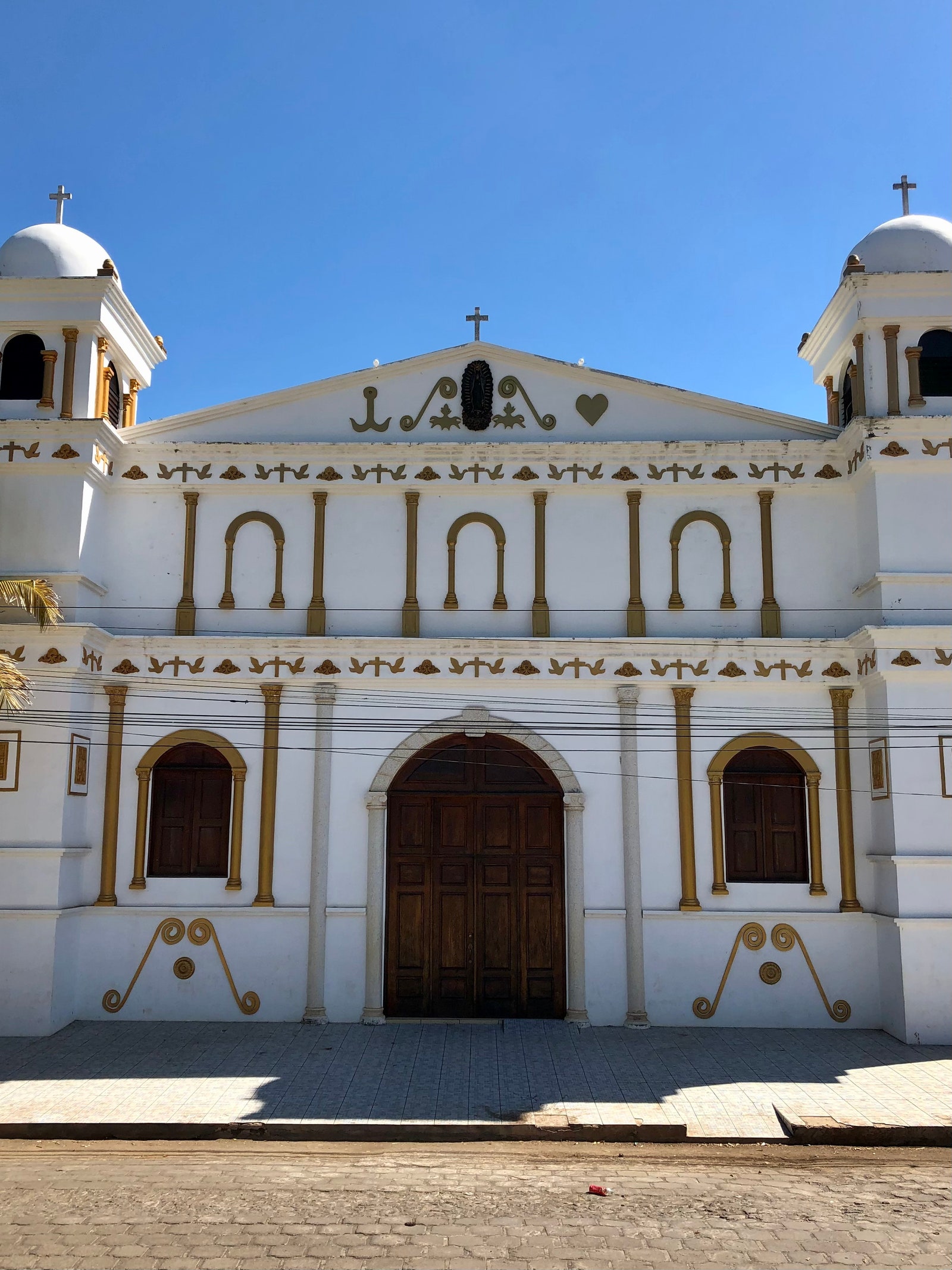 L'église catholique de la ville où mes parents se sont mariés en 1994. Elle a été récemment repeinte.