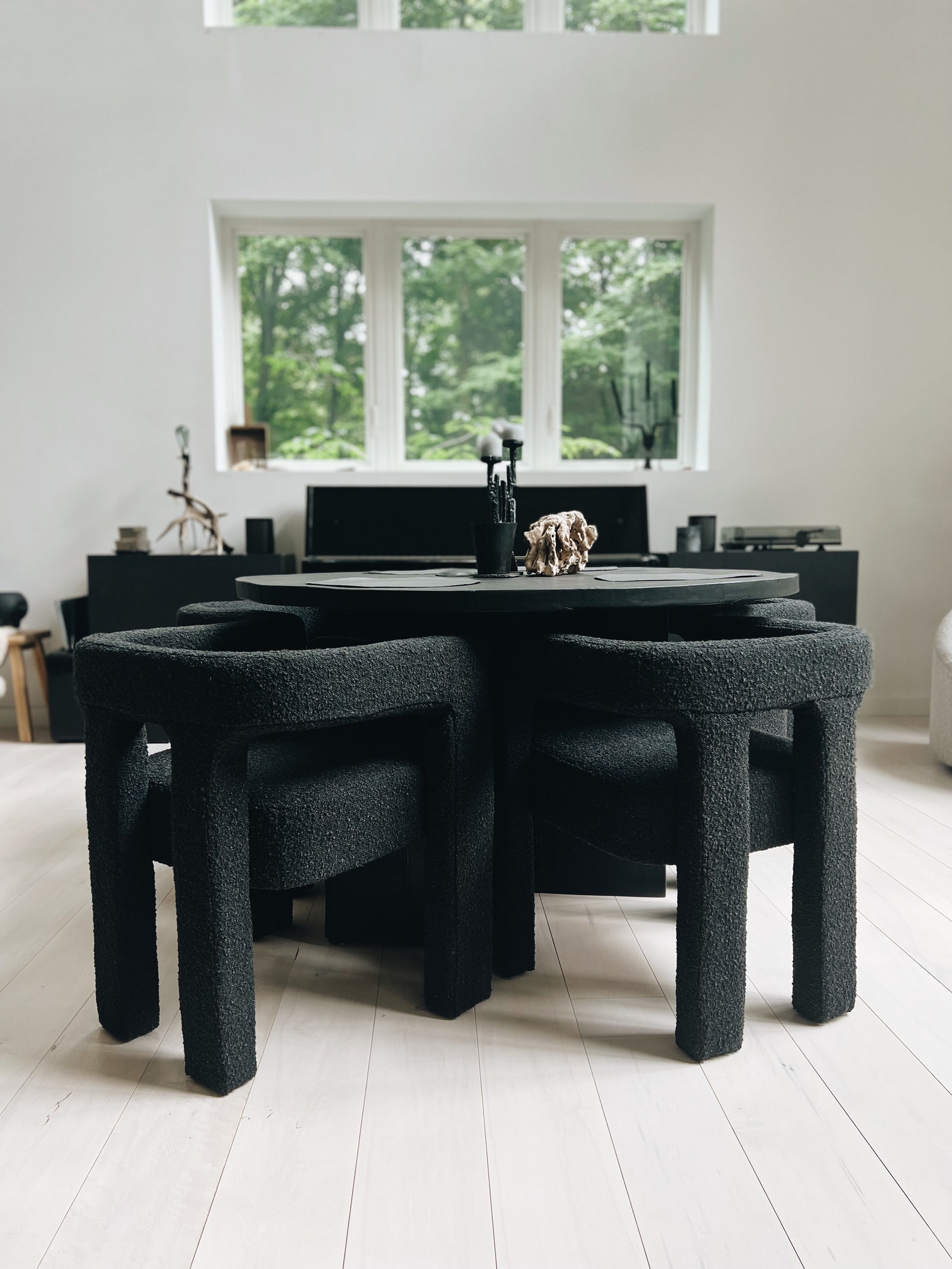 L'ensemble de salle à manger faisant autorité comprend une table ronde fabriquée par un menuisier local et les chaises CB2 Stature.