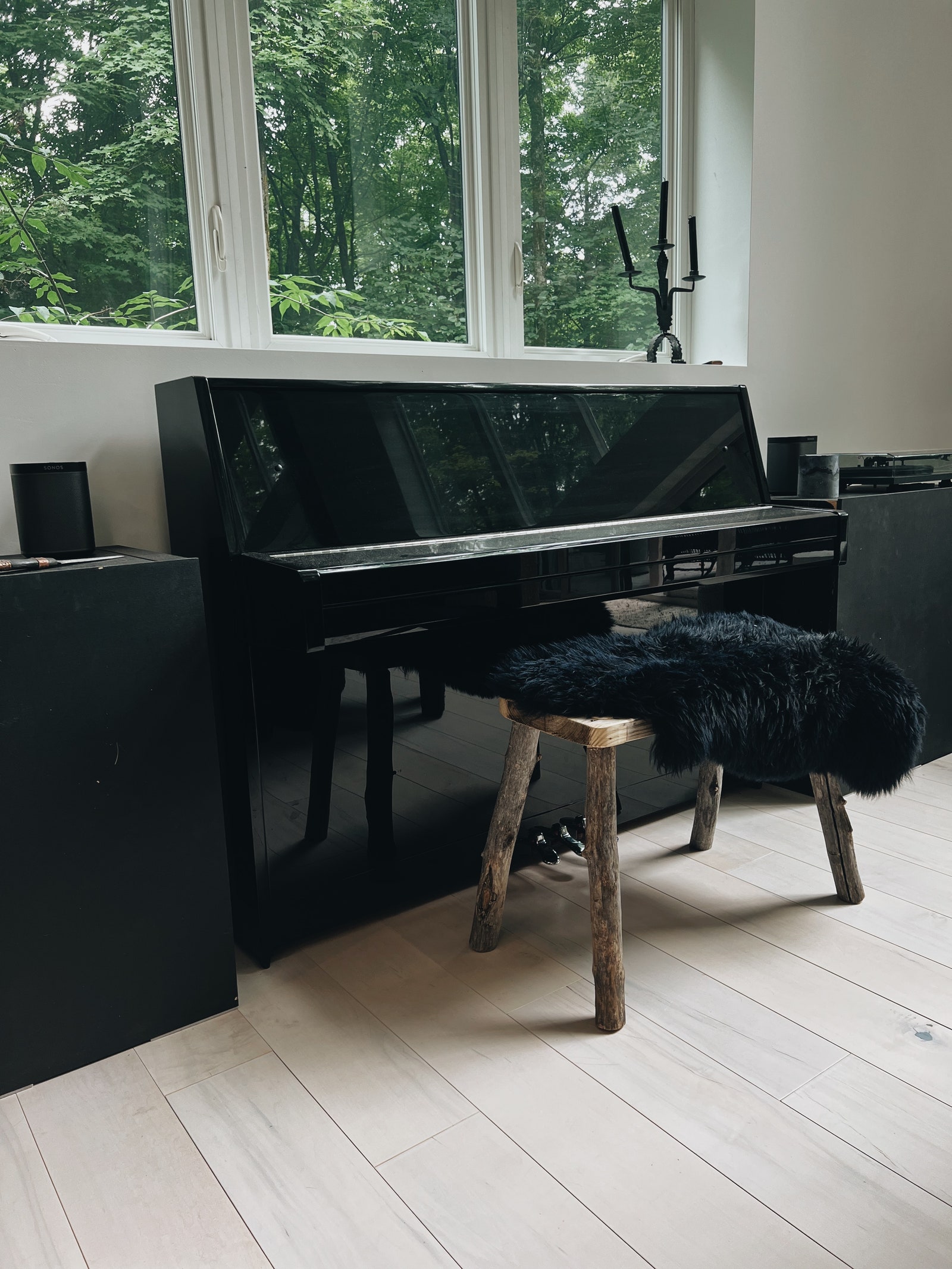 Le piano Yamaha avec un banc de piano en bois fabriqué par le père de Nikas.