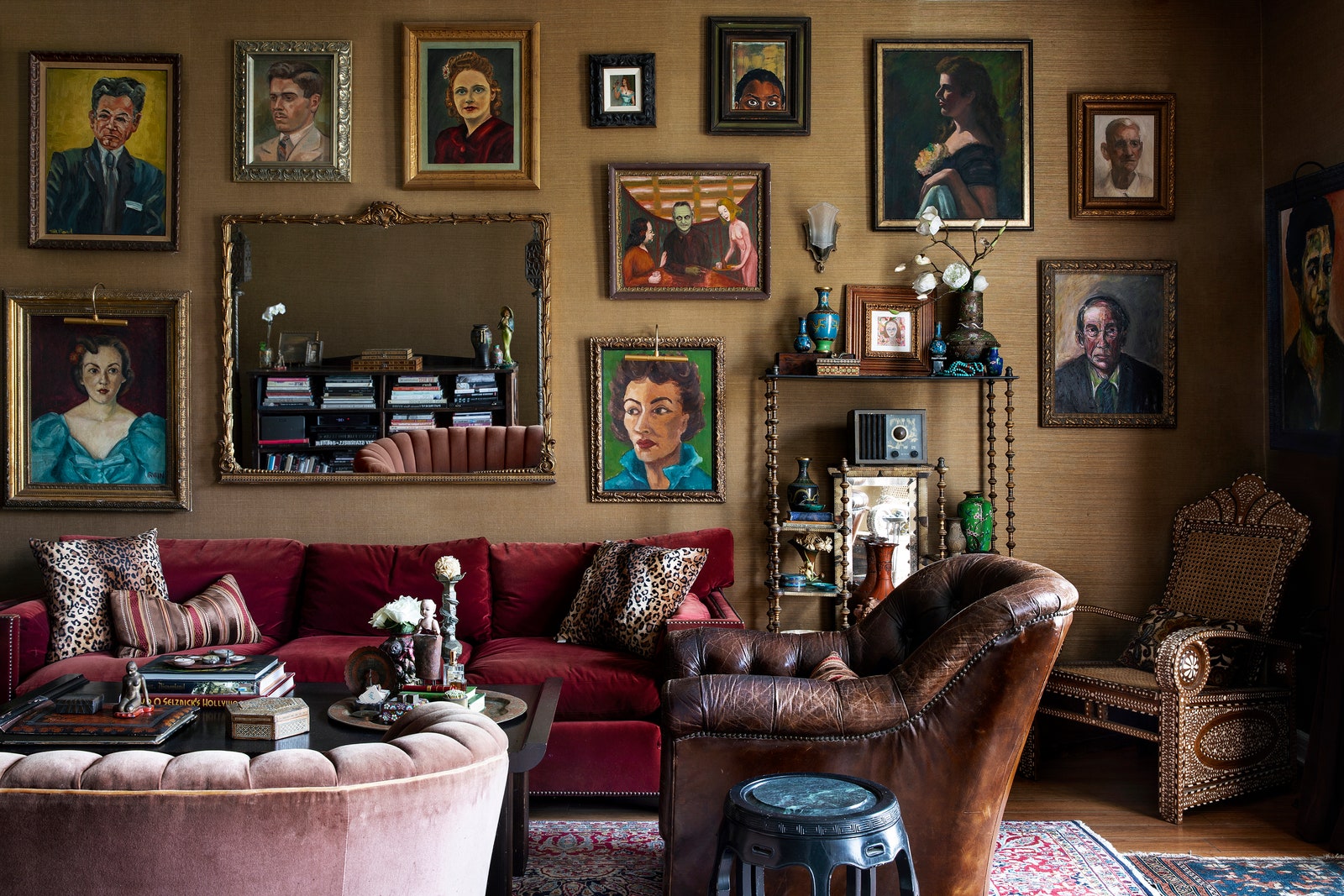 L'image peut contenir des meubles canapé salon intérieur pièce humain et personne