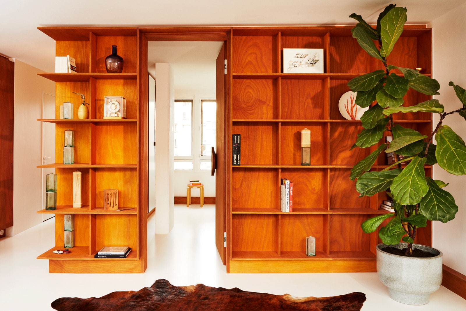 L'image peut contenir des meubles étagère bois dur design d'intérieur intérieur placard placard et bibliothèque