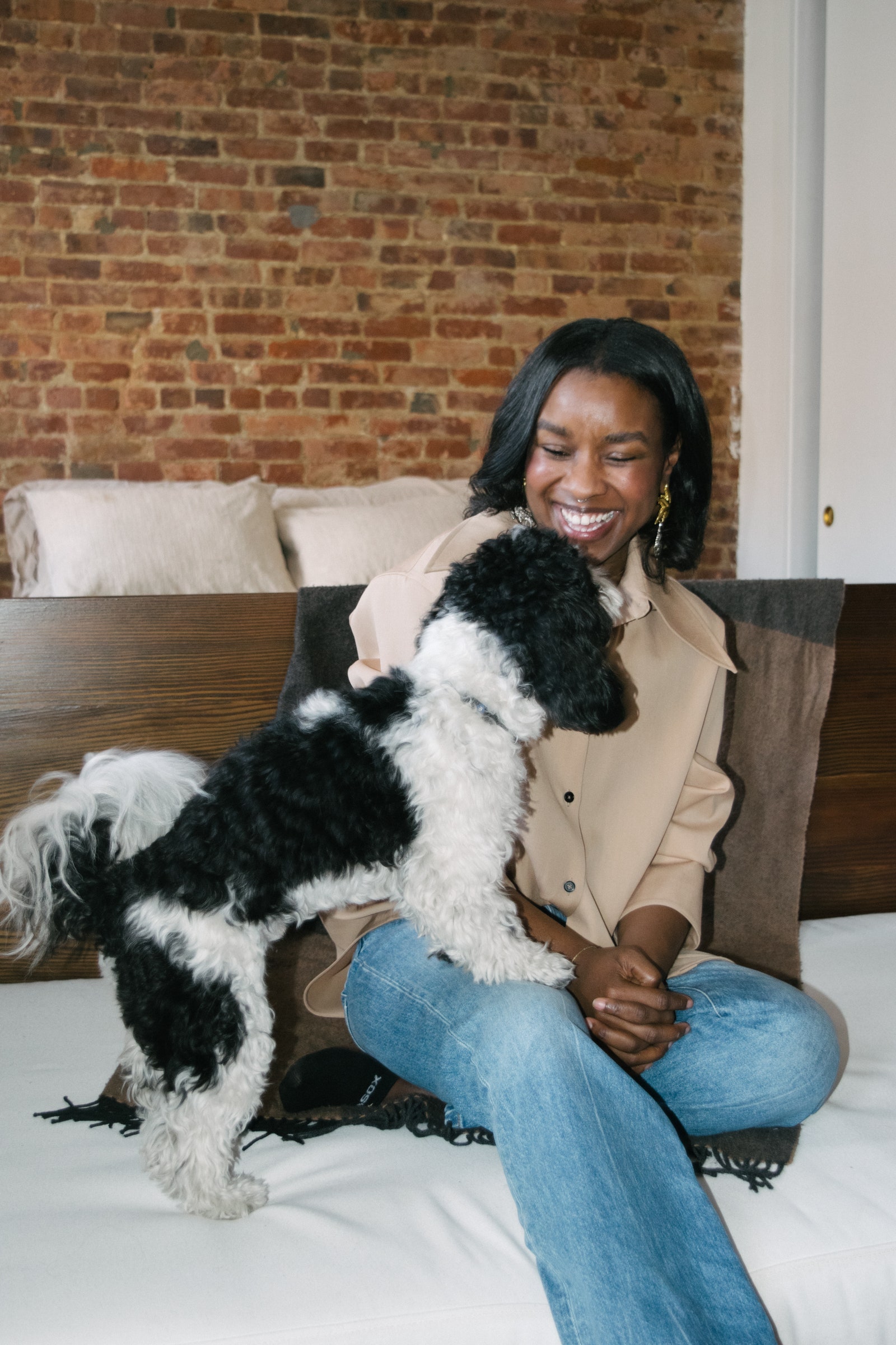 Tahirah et son chien Yohji sur le lit de repos