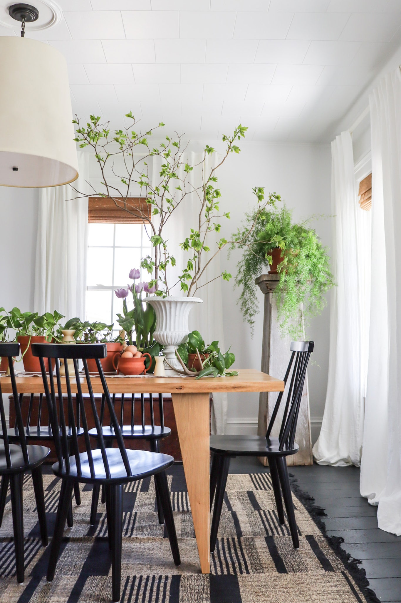 L'image peut contenir des meubles chaise salle à manger intérieur salle à manger table et table