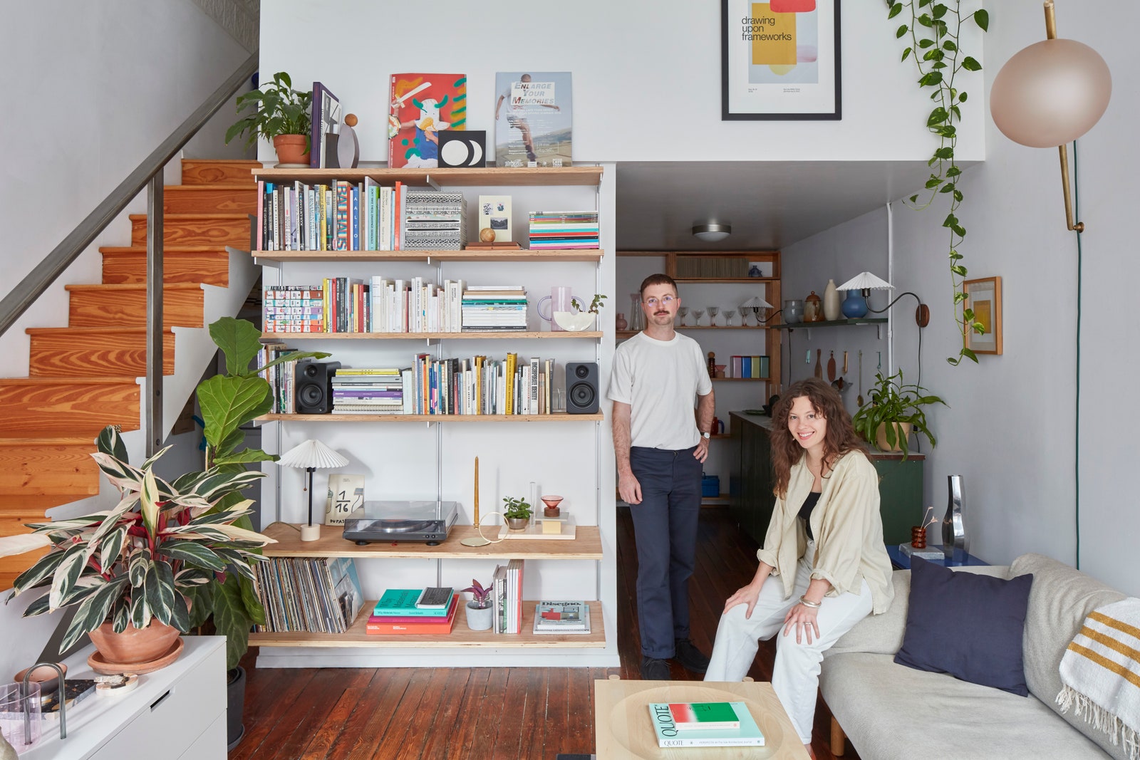 L'image peut contenir des meubles Étagère Personne humaine Bibliothèque Salon Chambre Intérieur Canapé et sol