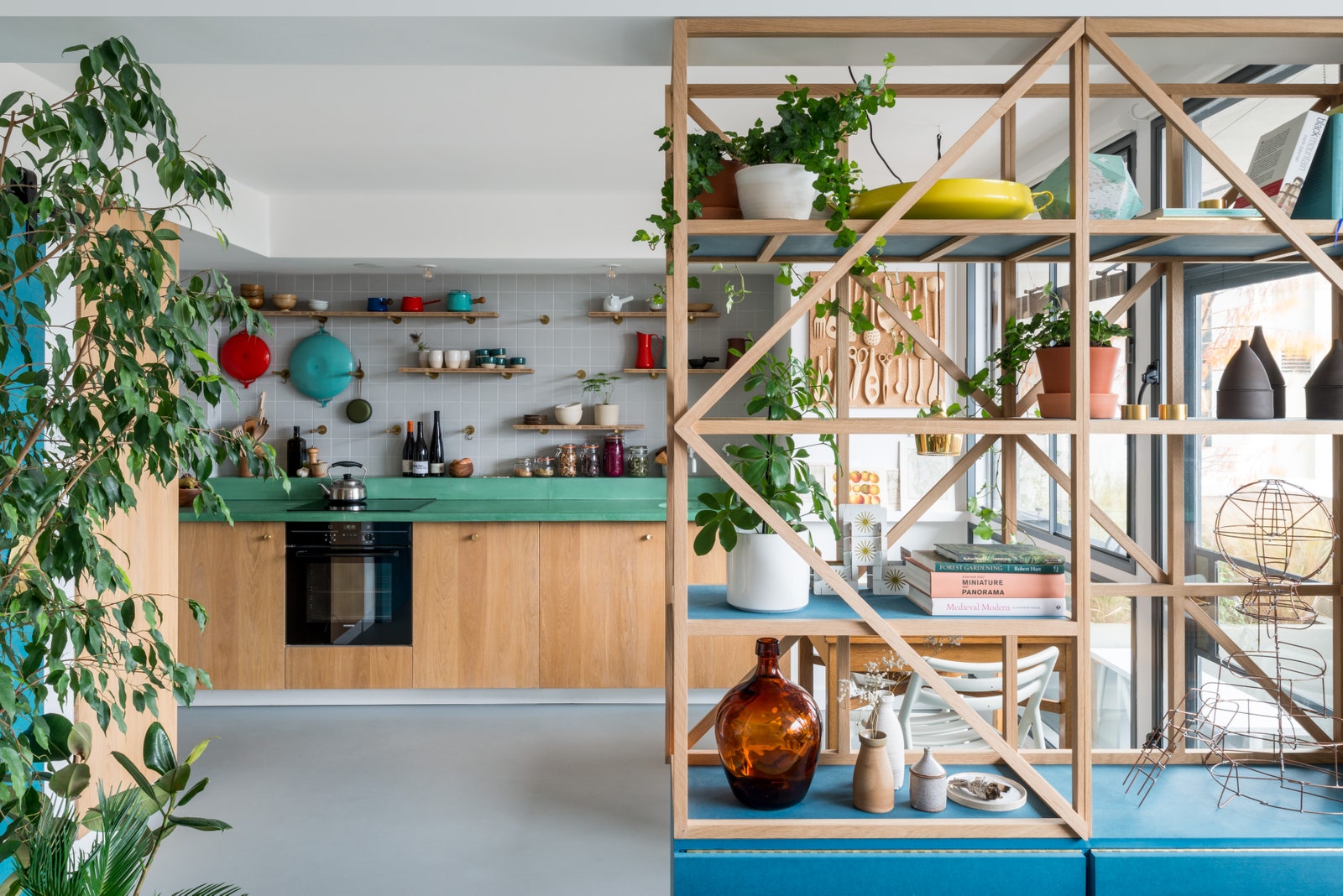 L'image peut contenir Étagère Design d'intérieur Intérieur Salon Meubles Plante et Arbre