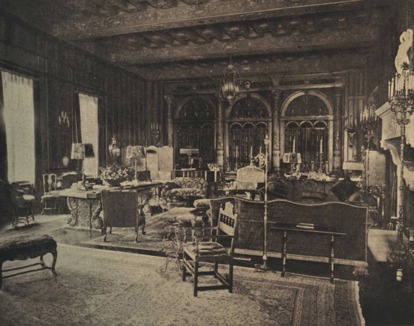 George W. Reynolds a décoré les intérieurs de la salle de musique Capt. SM Spaulding House conçue par les architectes Hunt . . .