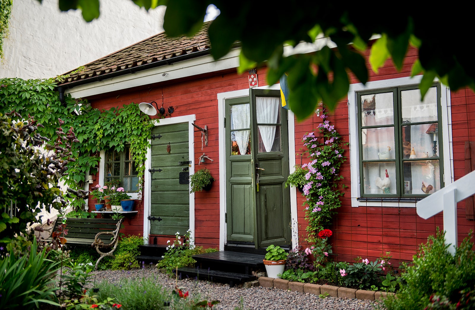 maison rouge aux portes vertes