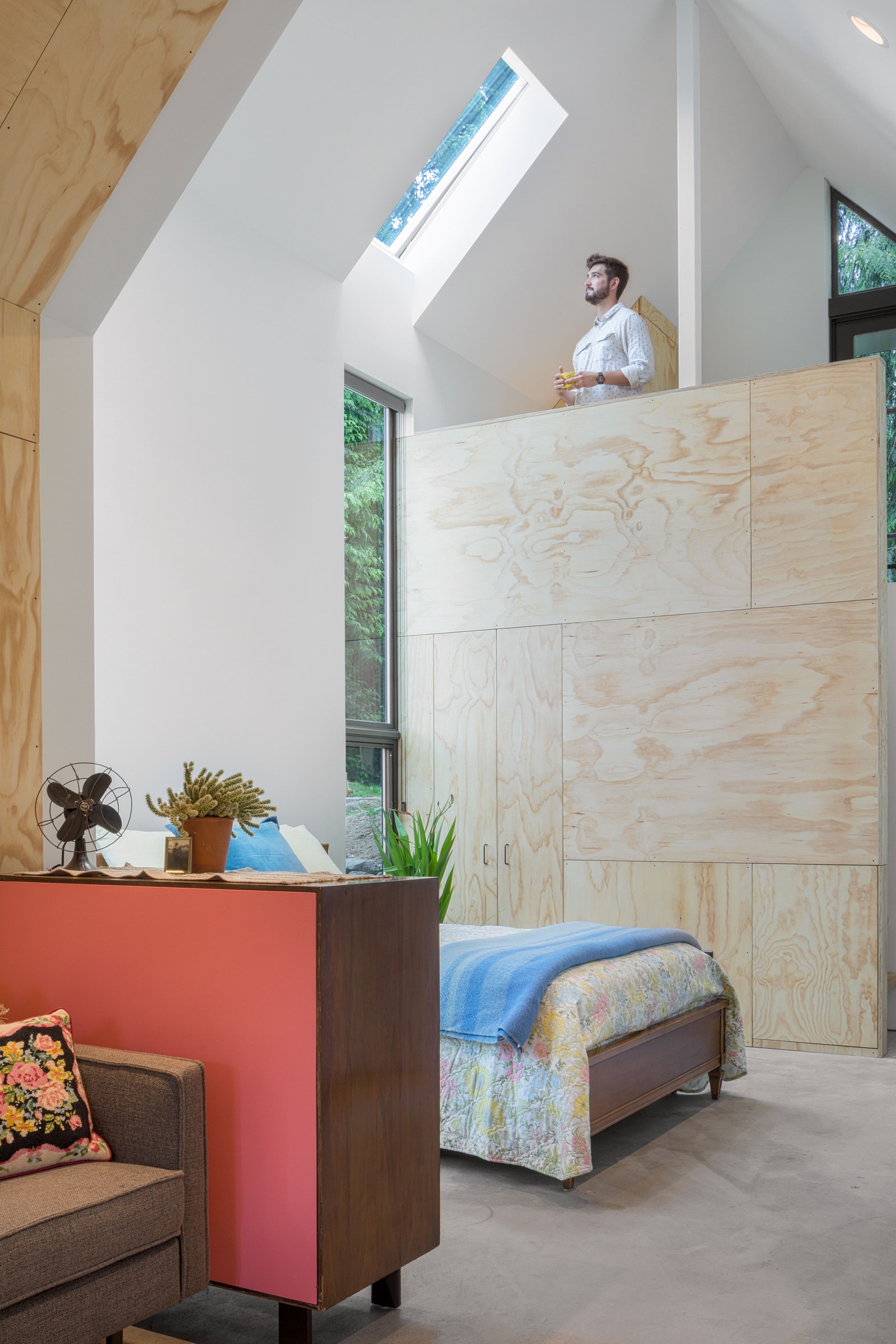 L'image peut contenir du bois contreplaqué personne humaine à l'intérieur de la salle de meubles design d'intérieur bâtiment et architecture