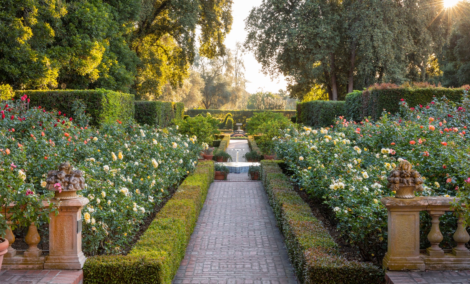 Une charmante allée menant au Rose Garden de Lotusland.