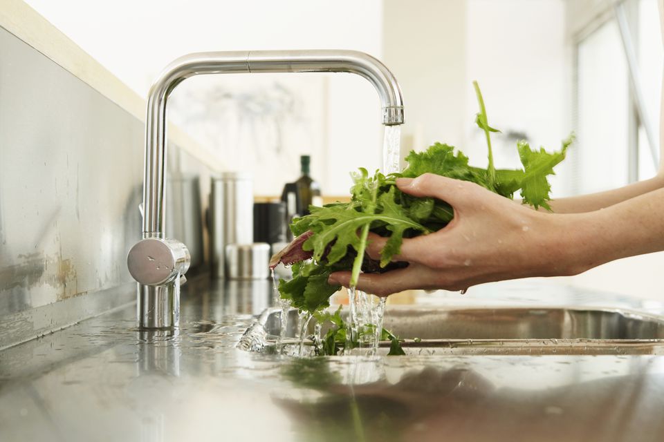 robinet de cuisine en argent laver les feuilles de laitue