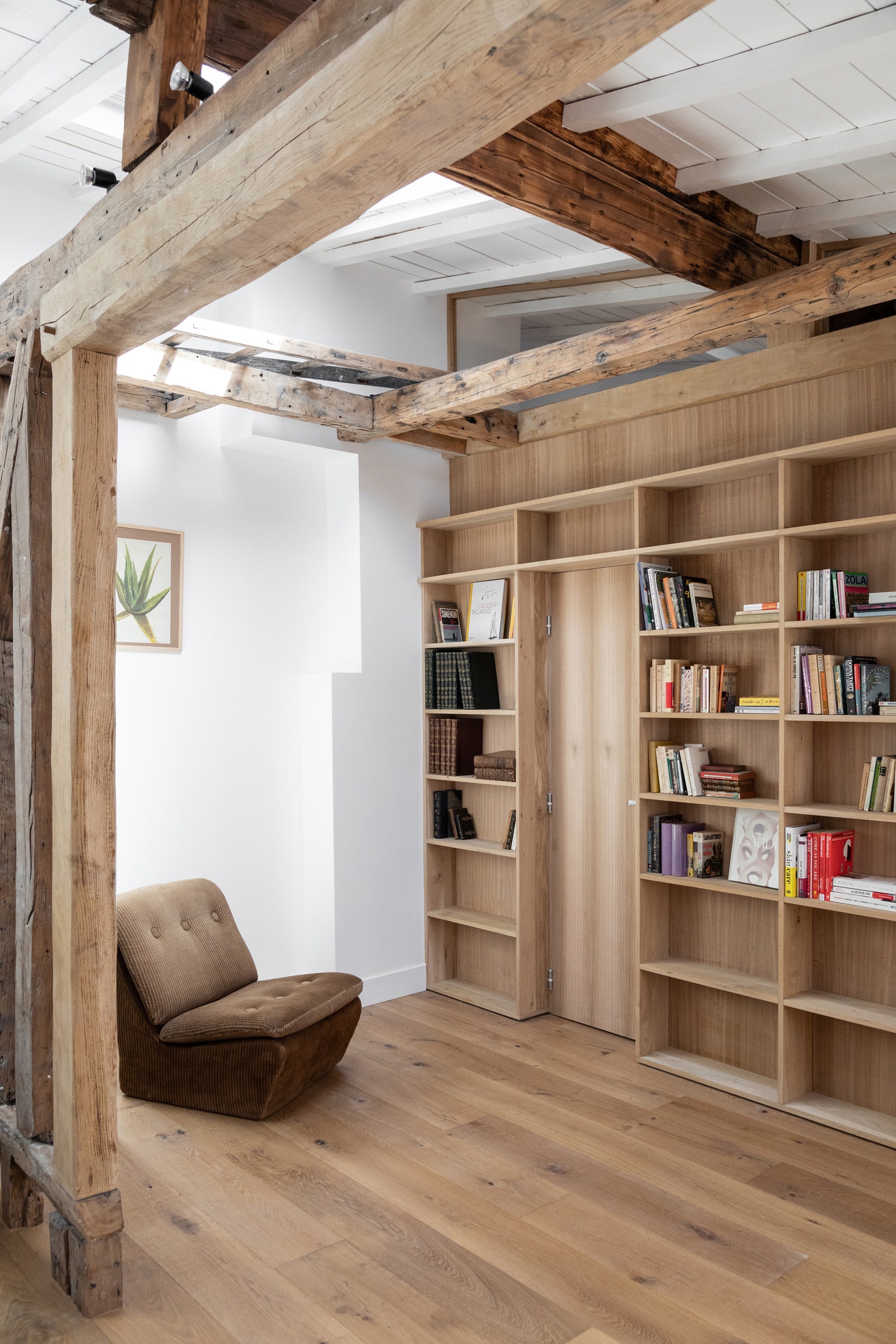 L'image peut contenir des meubles en bois bibliothèque étagère en bois dur chaise design d'intérieur et intérieur