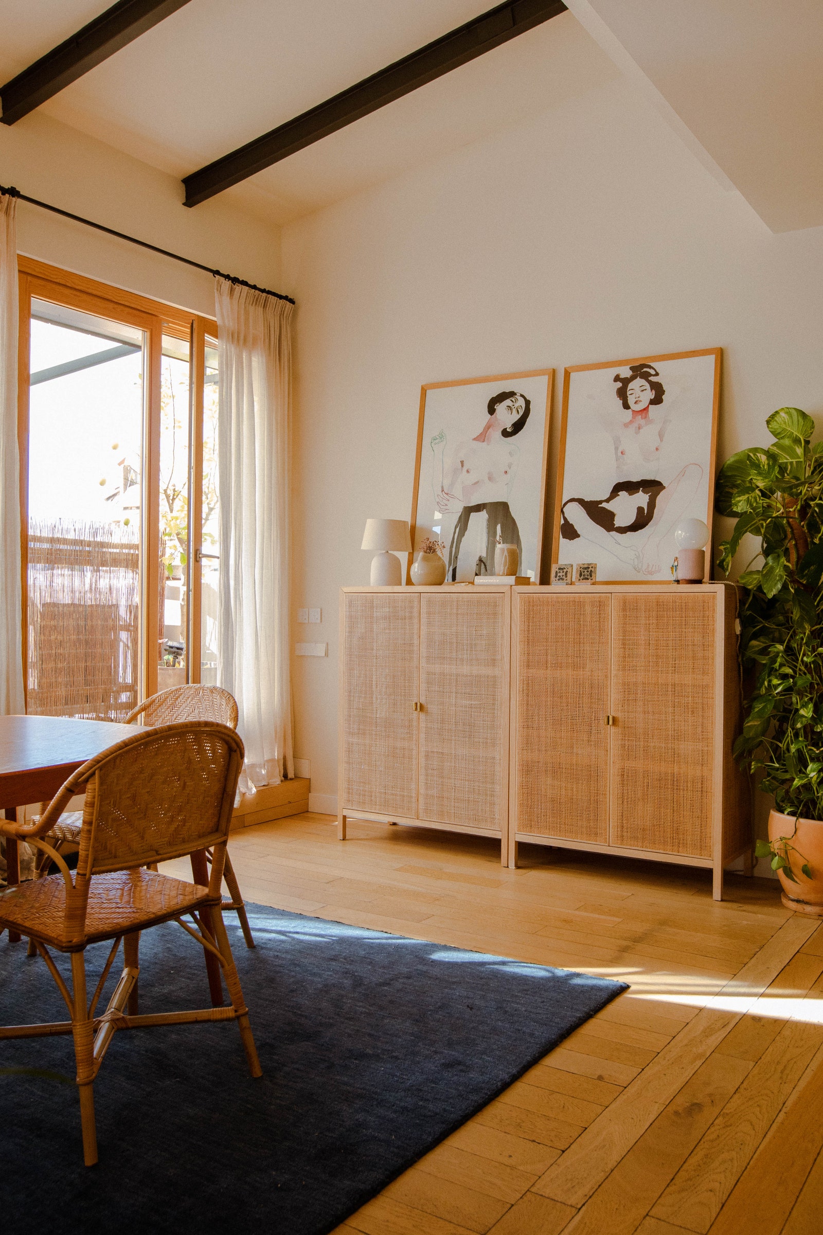 L'image contient peut-être des meubles en bois Chaise Intérieur Design d'intérieur Planchers de bois franc Décoration d'intérieur Salon et chambre
